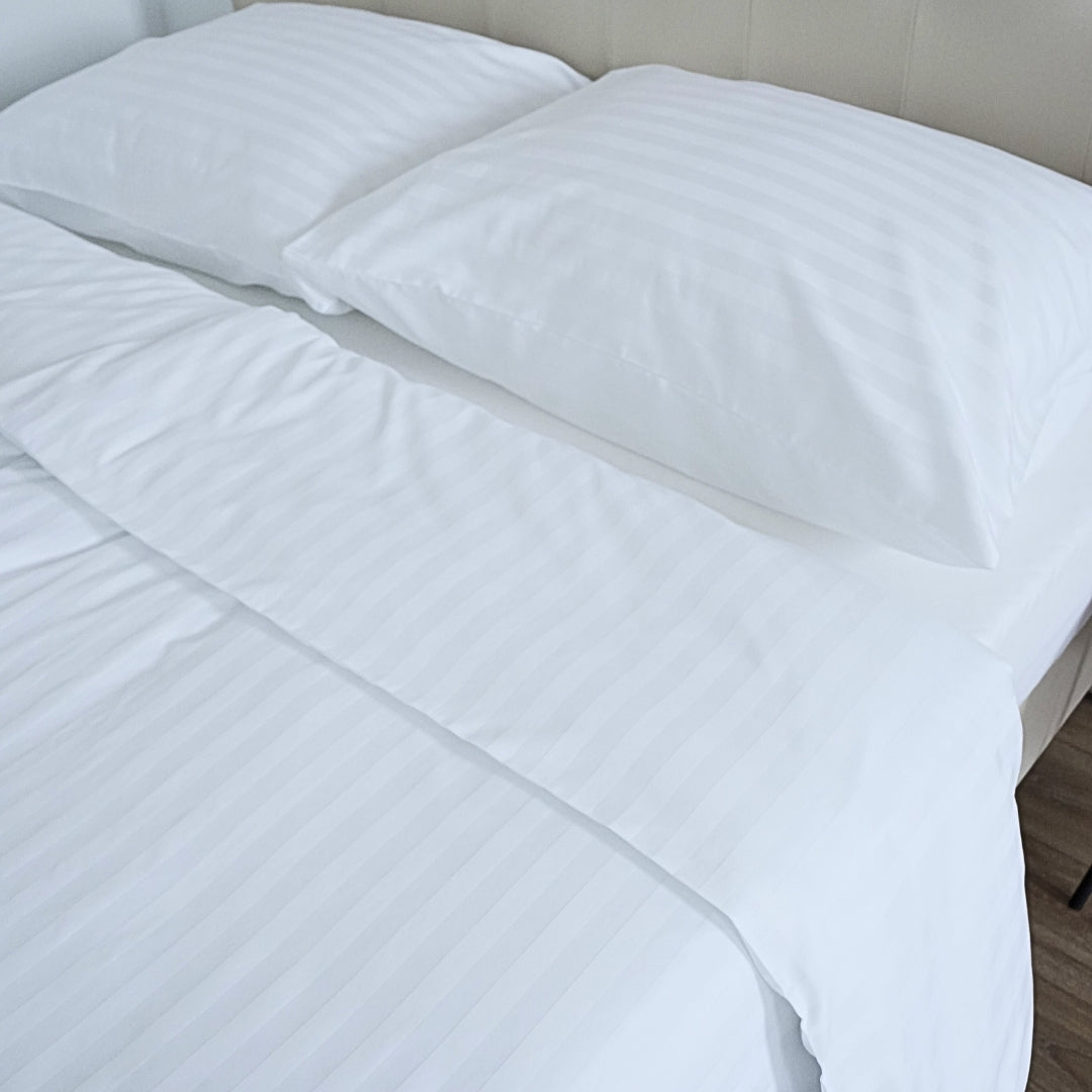 Hotel-Satin-Bettlaken mit 2 cm Streifen – 50 % Baumwolle – 50 % PE – zum Umklappen – 2er-Set – 140 g/m² – verpackt