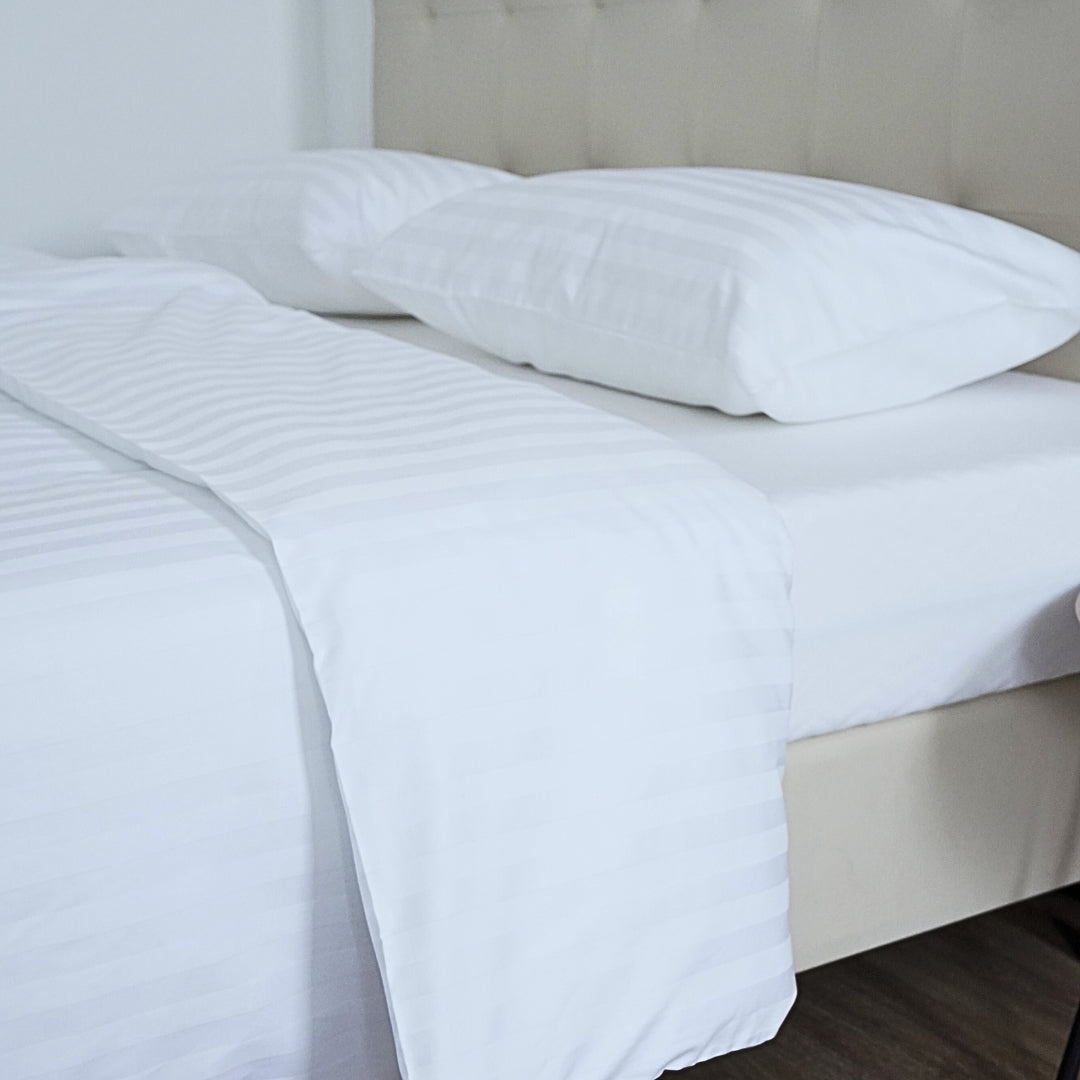 Hotel szatén 2 cm csíkos ágyneműhuzat - 80% Pamut - 20% PE - áthajtós - 2 db-os szett - 150 gr/m2 - csomagos