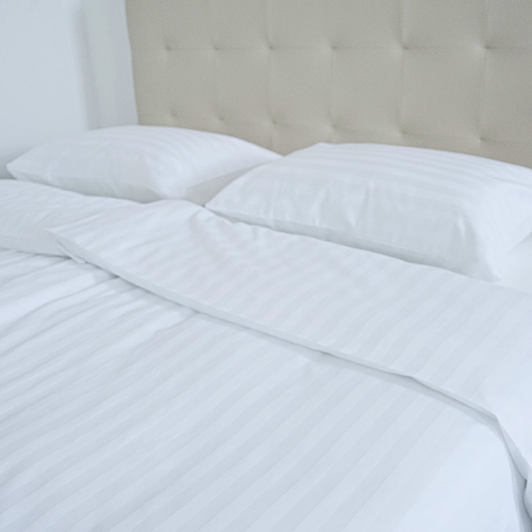 Hotel-Satin-Bettlaken mit 2 cm Streifen – 50 % Baumwolle – 50 % PE – zum Umklappen – 2er-Set – 140 g/m² – verpackt