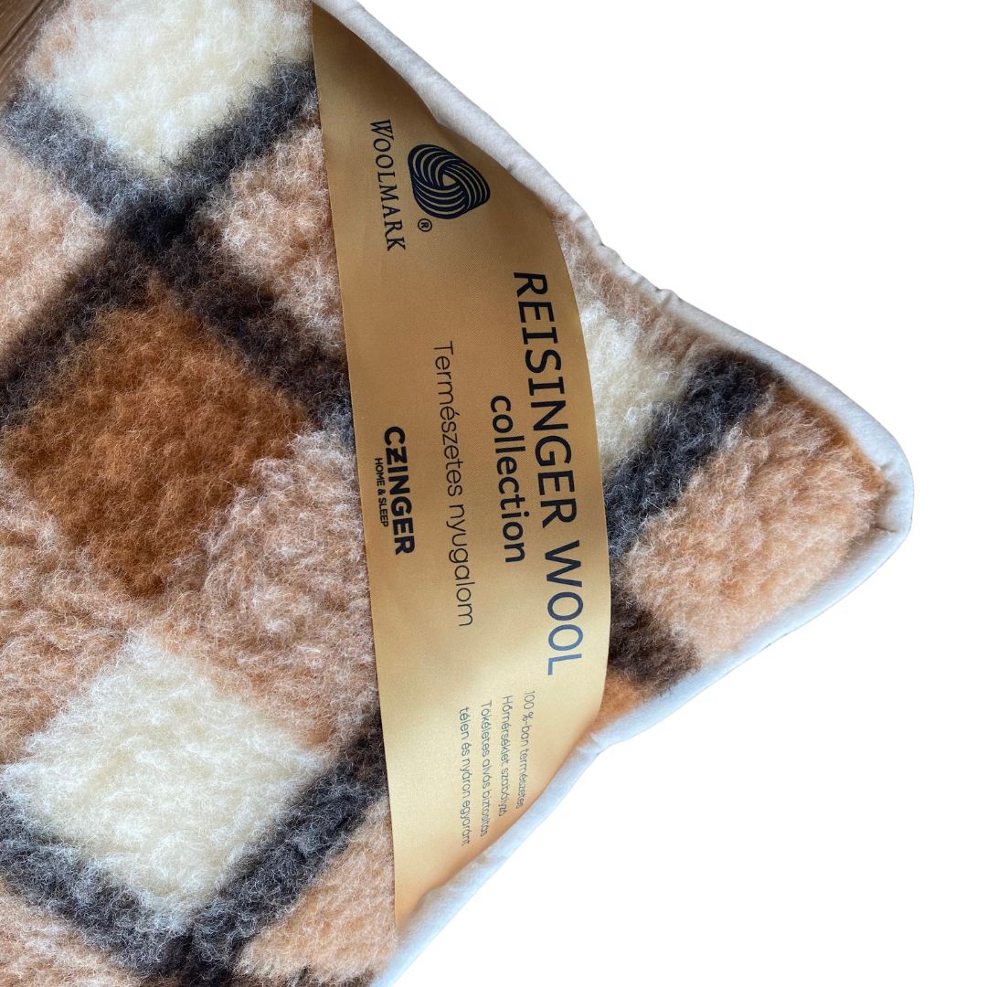 Kétoldalas barna kockás bárány gyapjú kispárna - 40x50 cm