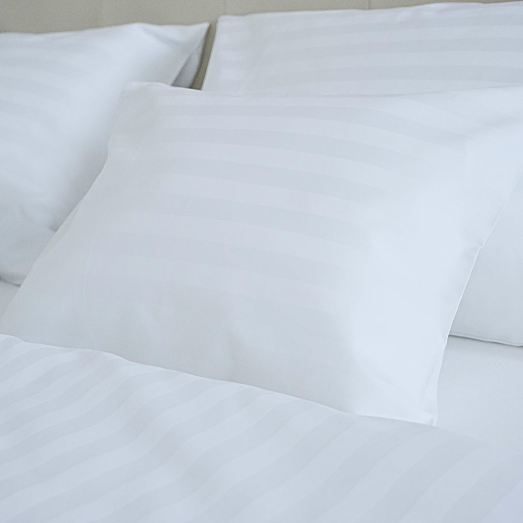 Hotel-Satin-Bettlaken mit 2 cm Streifen – 50 % Baumwolle – 50 % PE – zum Umklappen – 3er-Set – 140 g/m² – verpackt