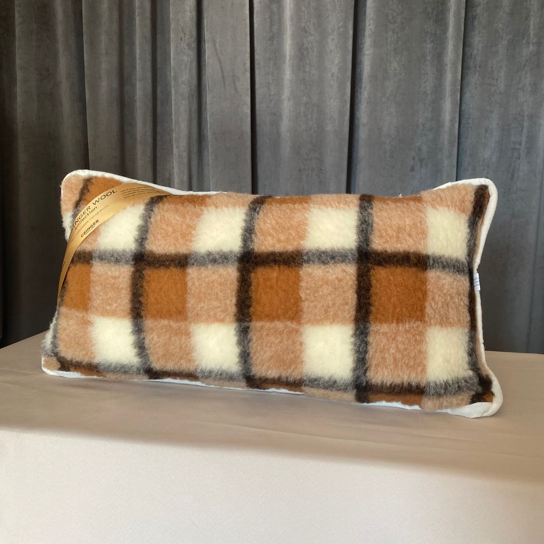 Doppelseitiges grau kariertes Euro-Kissen aus Lammwolle