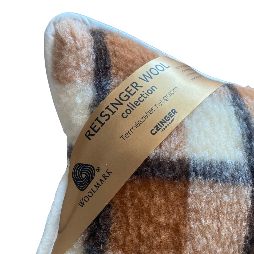 Kétoldalas barna kockás bárány gyapjú Euro párna - 40x80 cm