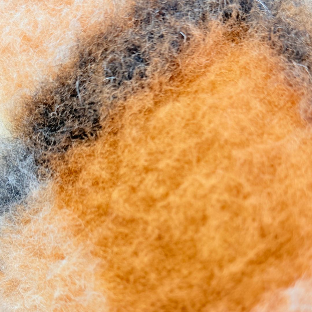 Kétoldalas barna kockás bárány gyapjú 2 db hengerpárna - szett