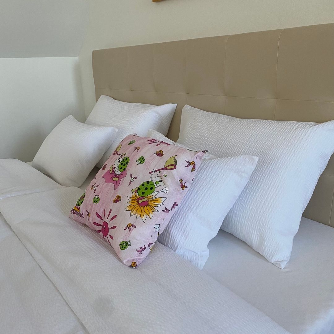 Pink ladybug cushion - 40x40 cm