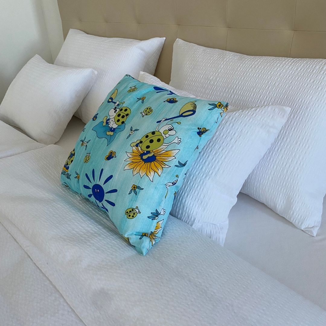 Blaues Marienkäferkissen - 40x40 cm