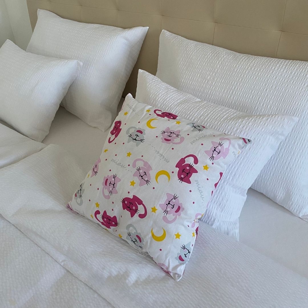 Pink cat pillow - 40x40 cm