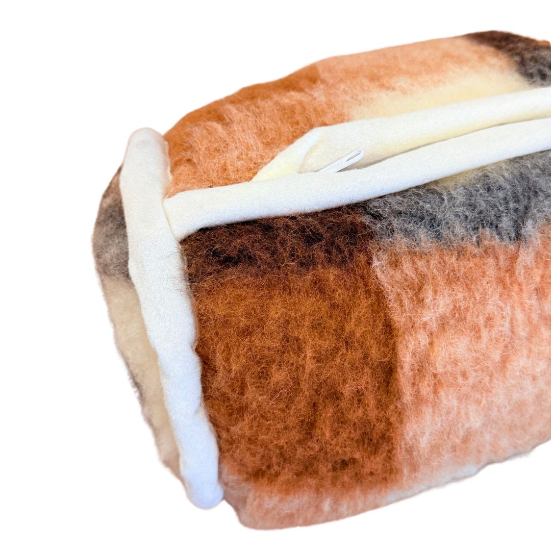 Kétoldalas barna kockás bárány gyapjú 2 db hengerpárna - szett