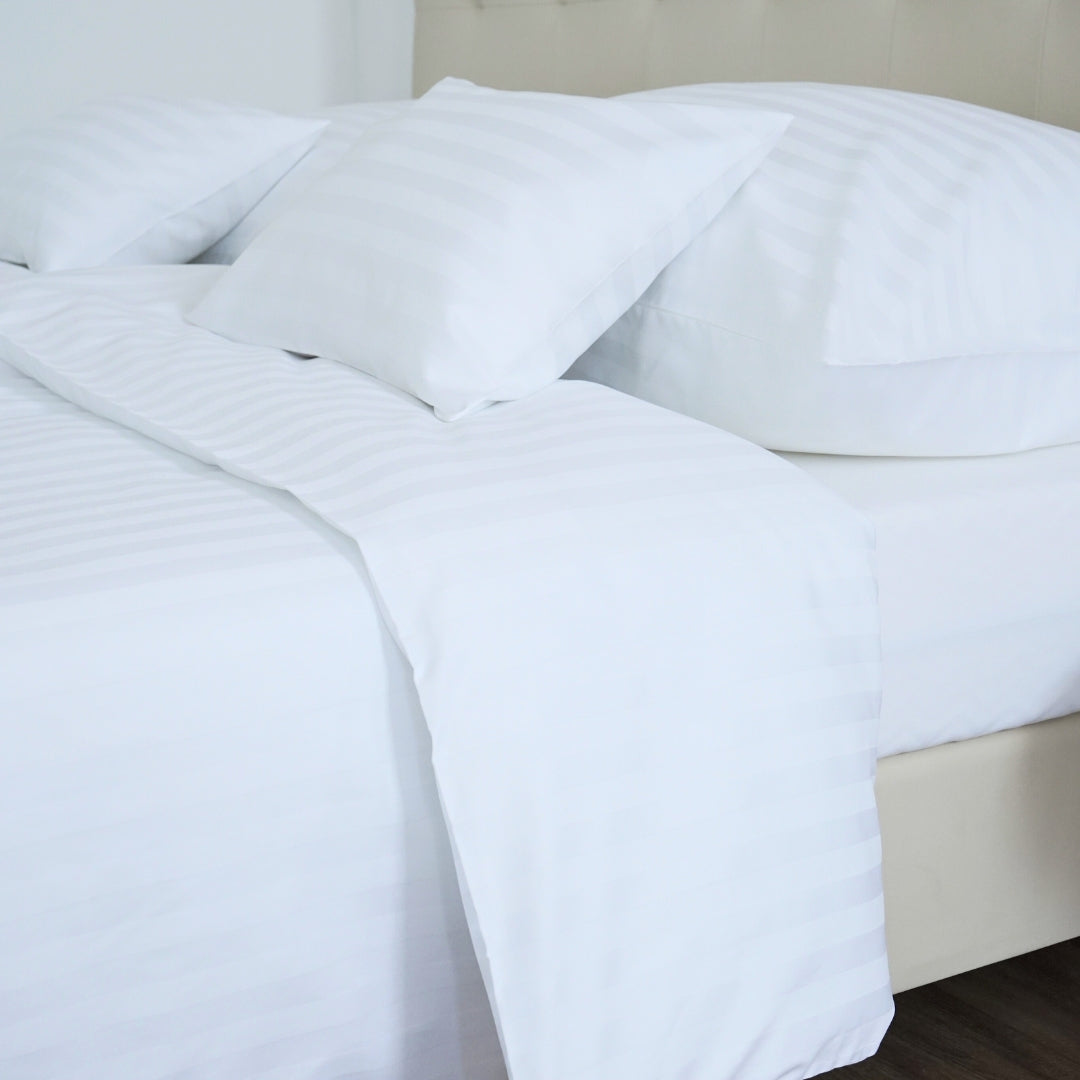 Hotel szatén 2 cm csíkos ágyneműhuzat - 50% Pamut - 50% PE - áthajtós - 3 db-os szett - 140 gr/m2 - csomagos