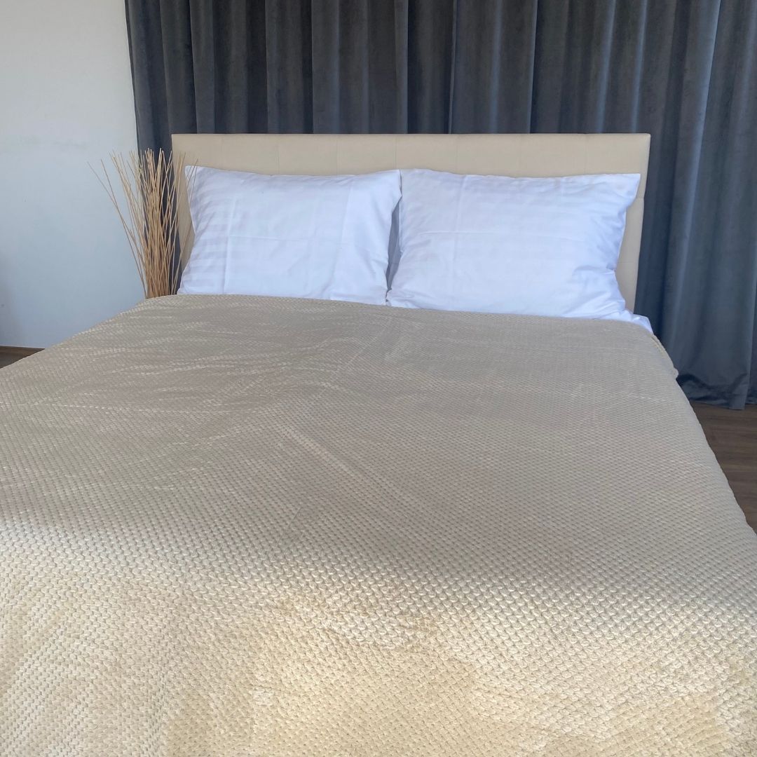 Bézs pöttyös mintázatú ágytakaró