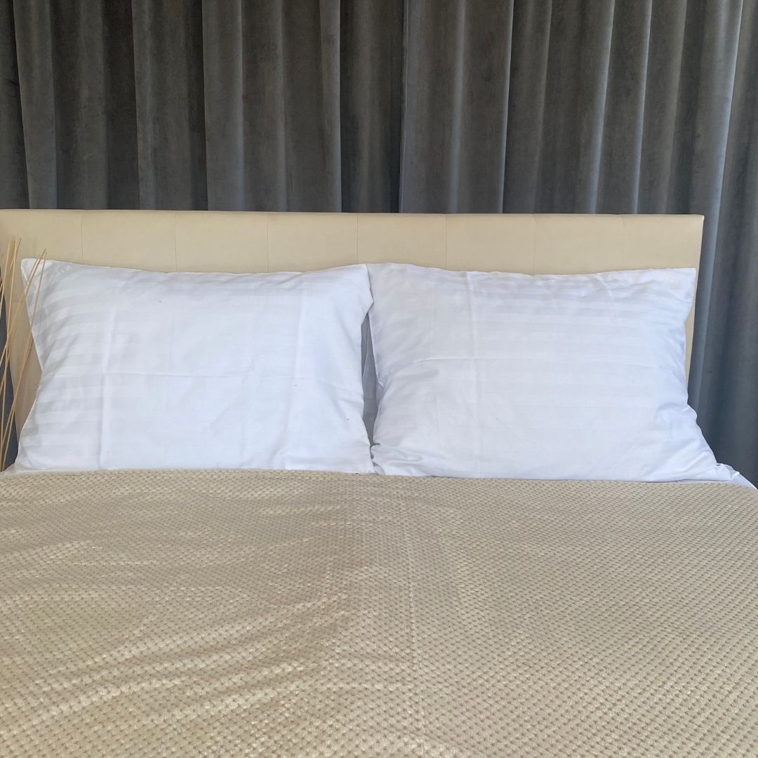 Bézs pöttyös mintázatú ágytakaró