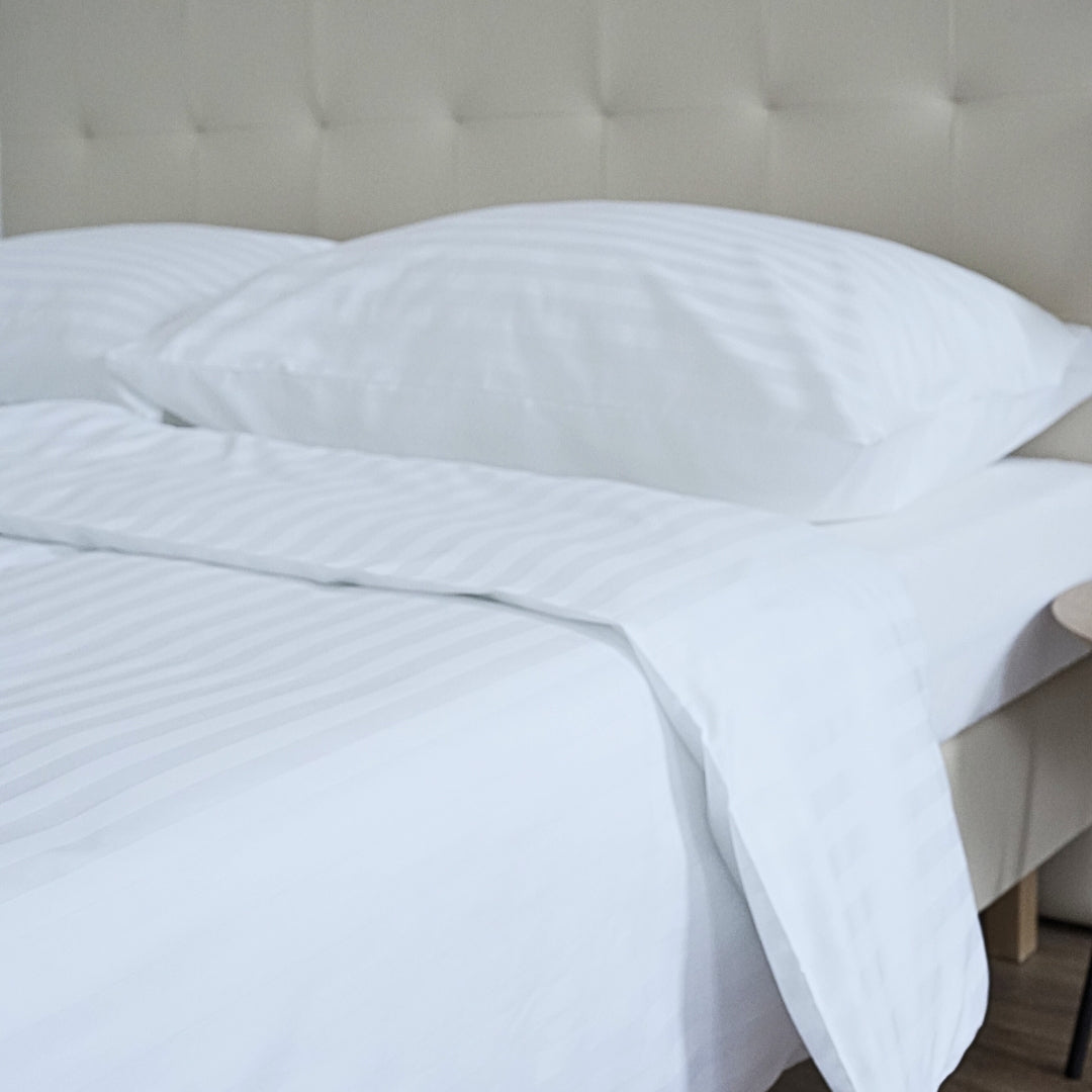 Hotel-Satin-Bettlaken mit 2 cm Streifen – 50 % Baumwolle – 50 % PE – zum Umklappen – 2er-Set – 140 g/m² – verpackt