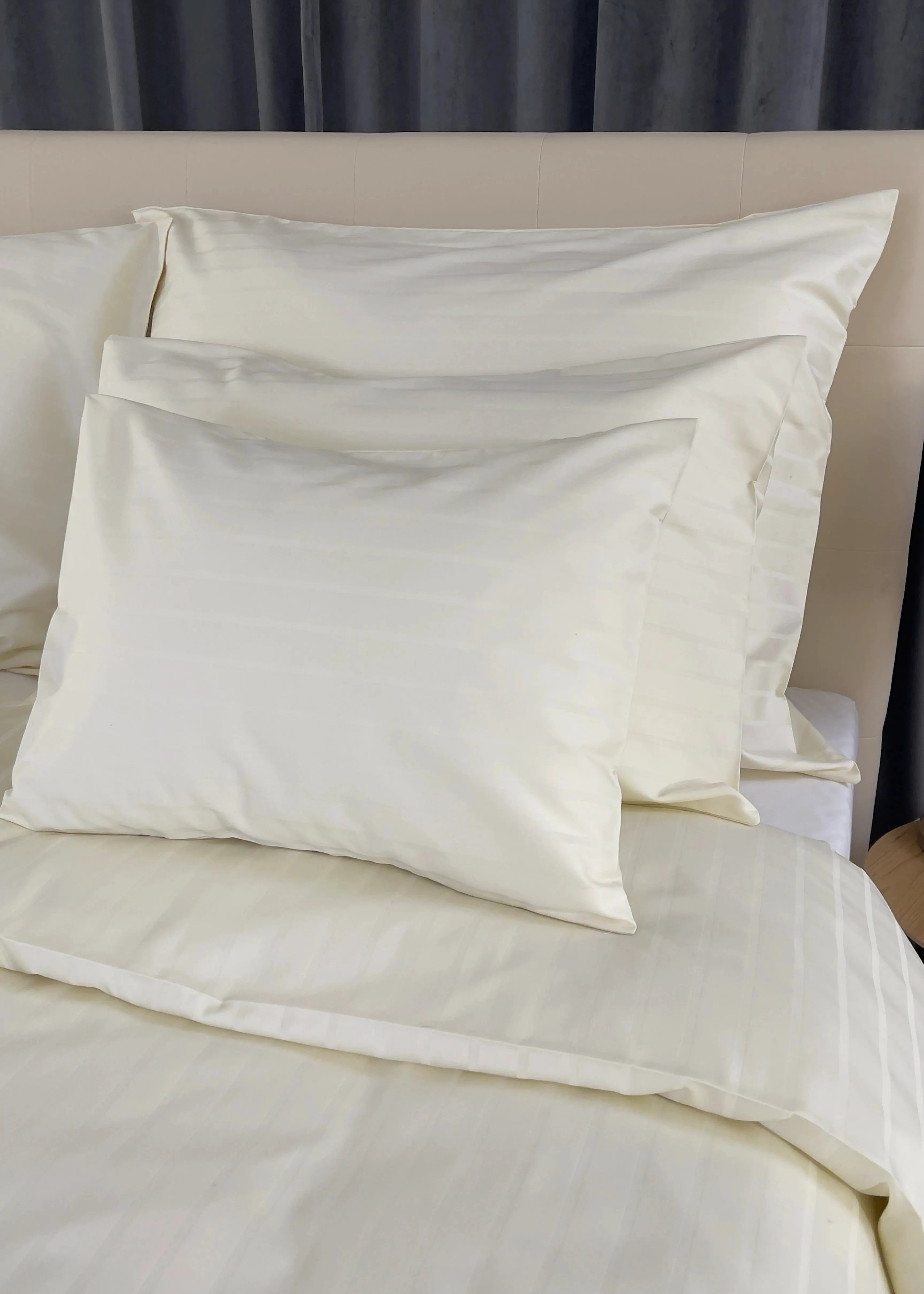 Champagnerfarbenes Hotel-Bettlakenset mit Streifen – 80 % Baumwolle – 20 % PE – Spannbettlaken – 3er-Set – 150 g/m² – verpackt