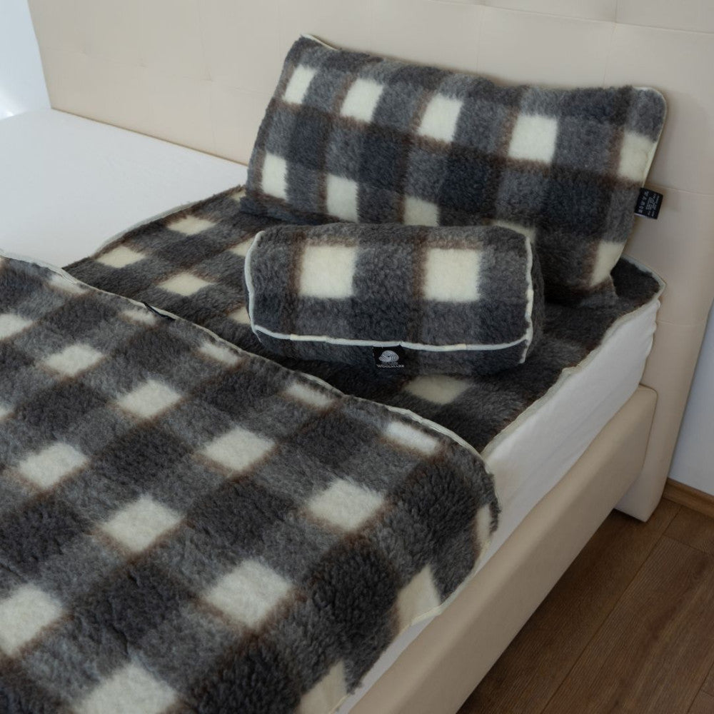 Kétoldalas szürke kockás bárány gyapjú 2 db hengerpárna - szett