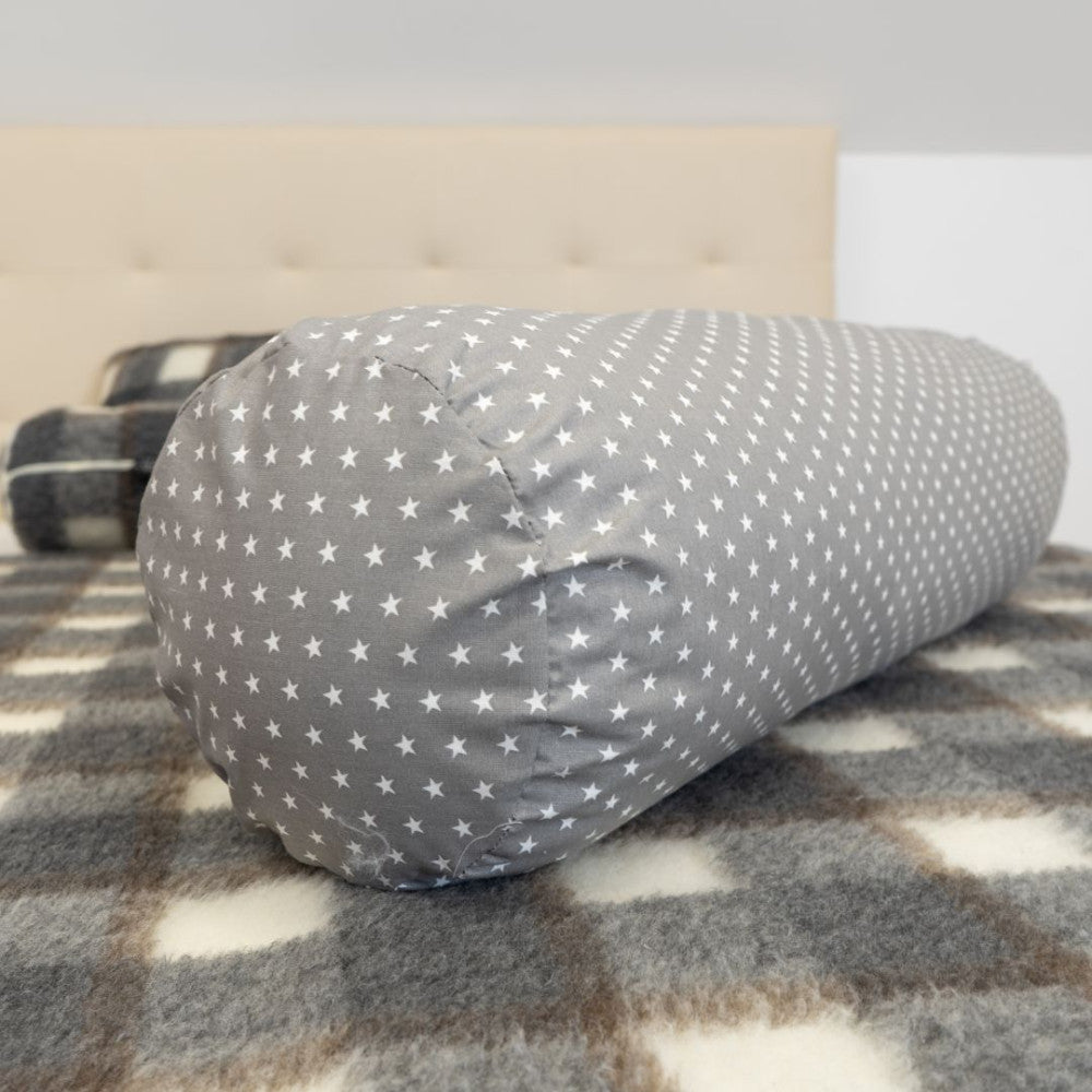 Großes Zylinderkissen - graues Sternenmuster