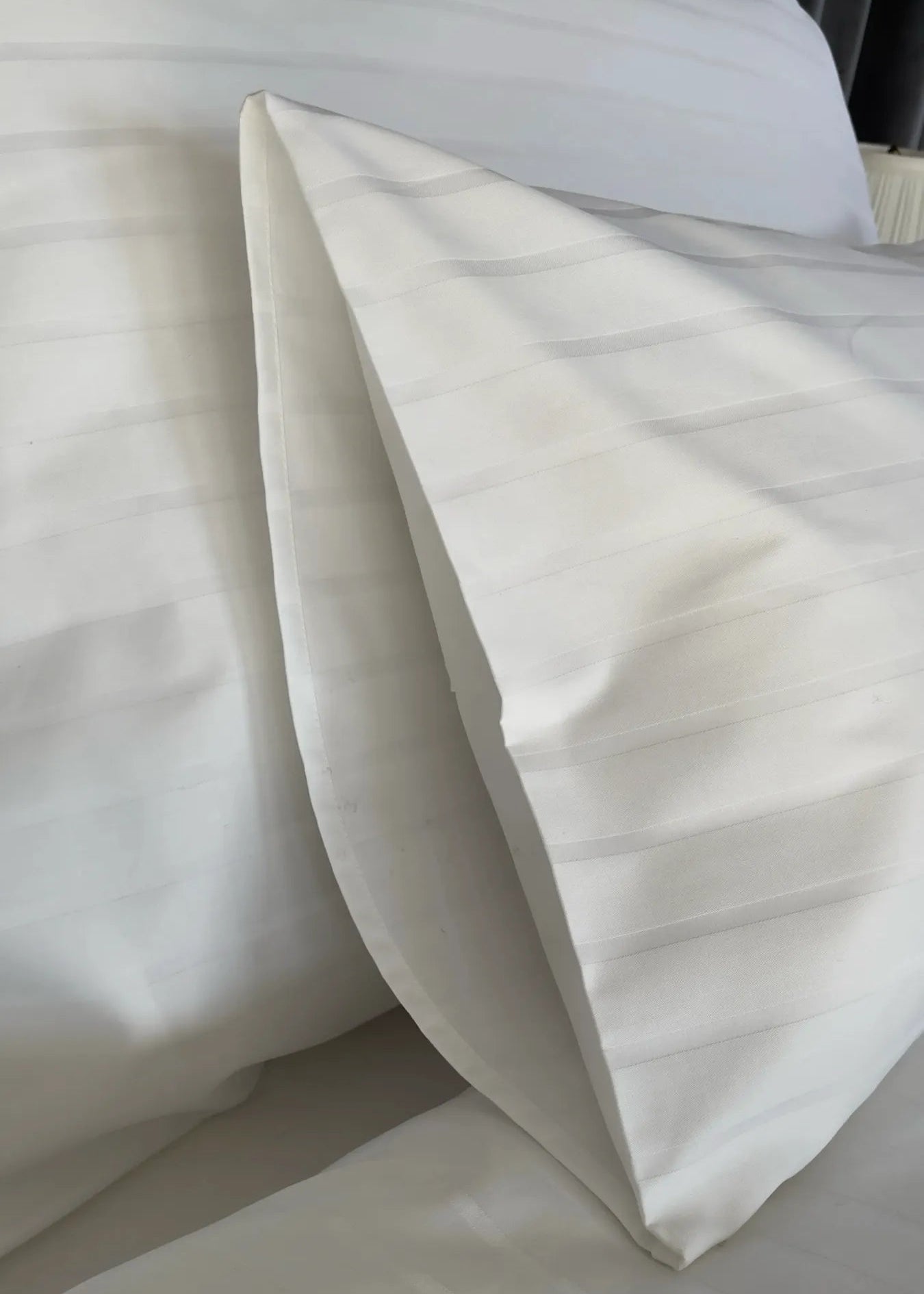 Hotel-Satin-Bettlaken mit Streifen – 80 % Baumwolle – 20 % PE – Spannbettlaken – 3er-Set – 150 g/m² – verpackt