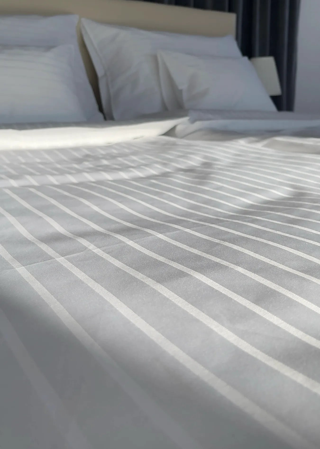 Hotel-Satin-Bettlaken mit Streifen – 80 % Baumwolle – 20 % PE – Spannbettlaken – 3er-Set – 150 g/m² – verpackt