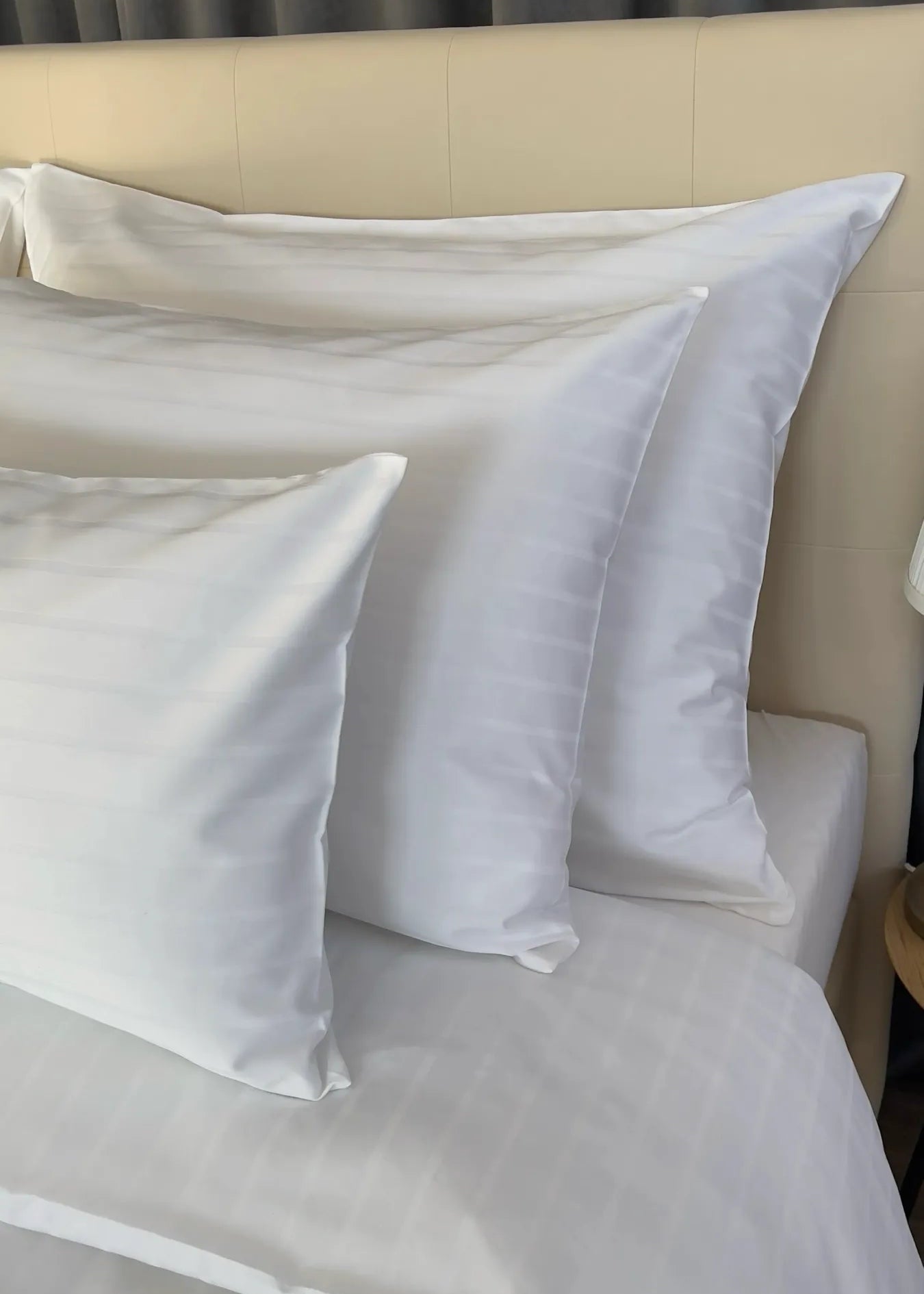 Hotel-Satin-Bettlaken mit Streifen – 80 % Baumwolle – 20 % PE – Spannbettlaken – 3er-Set – 150 g/m² – verpackt