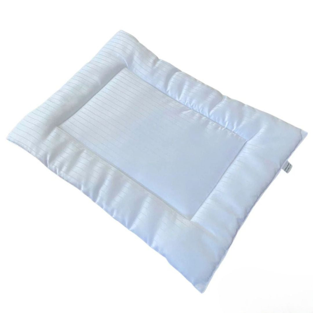 Antiallergisches flaches Kinderkissen - weiß gestreift gesteppt