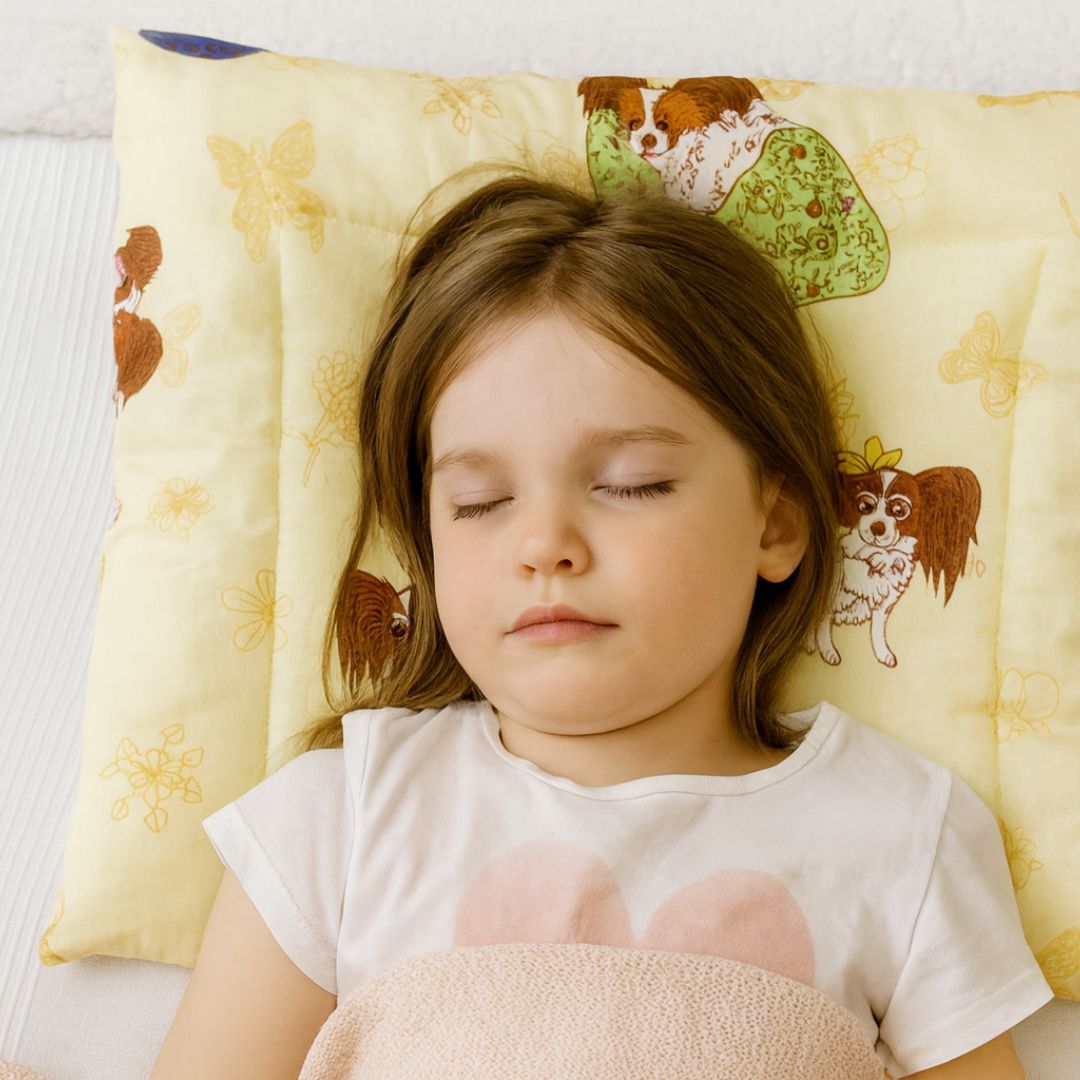 Beiges gestepptes flaches Kinderkissen mit Hund