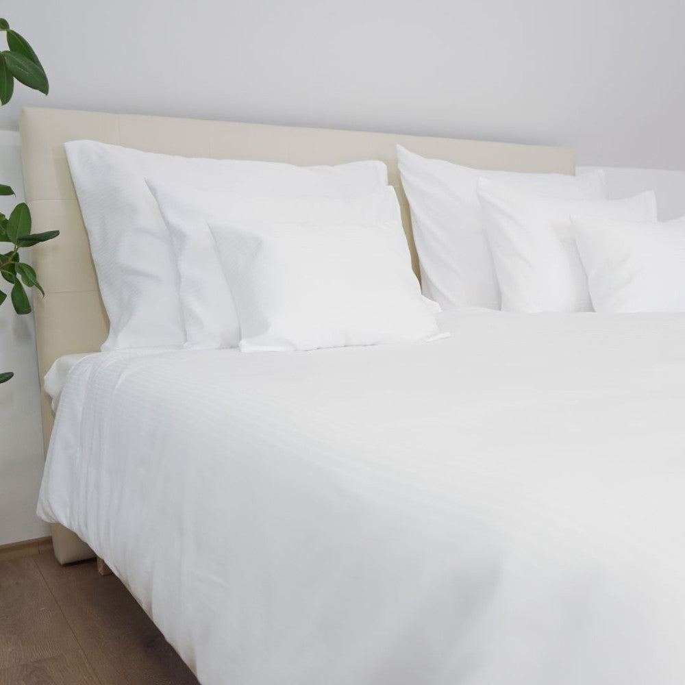 Elegantes gestreiftes Polyester-Satin-Bettlaken – 100 % PE – Spannbettlaken – 3er-Set – 130 g/m² – verpackt