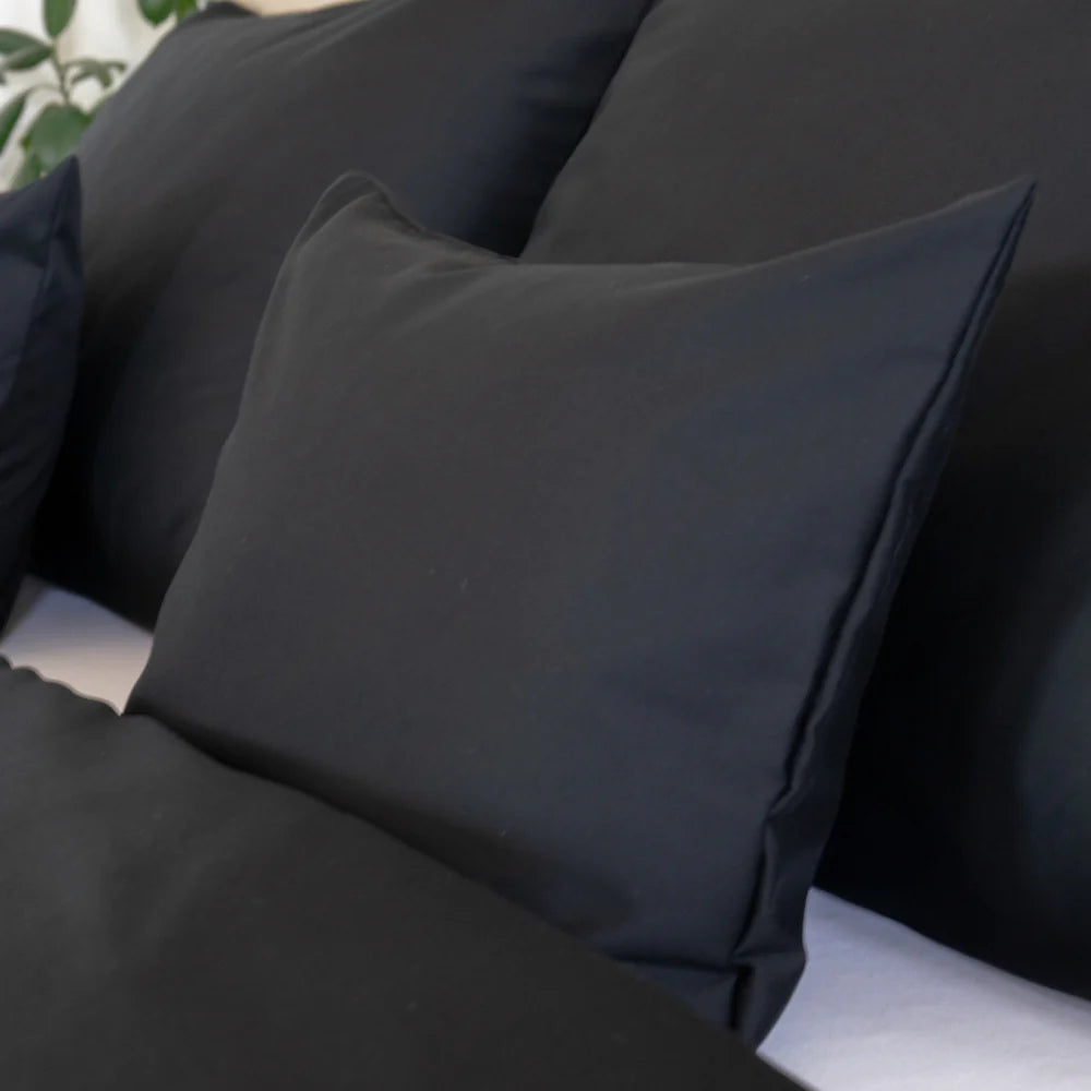 Fekete színű szatén párnahuzat - TC 300