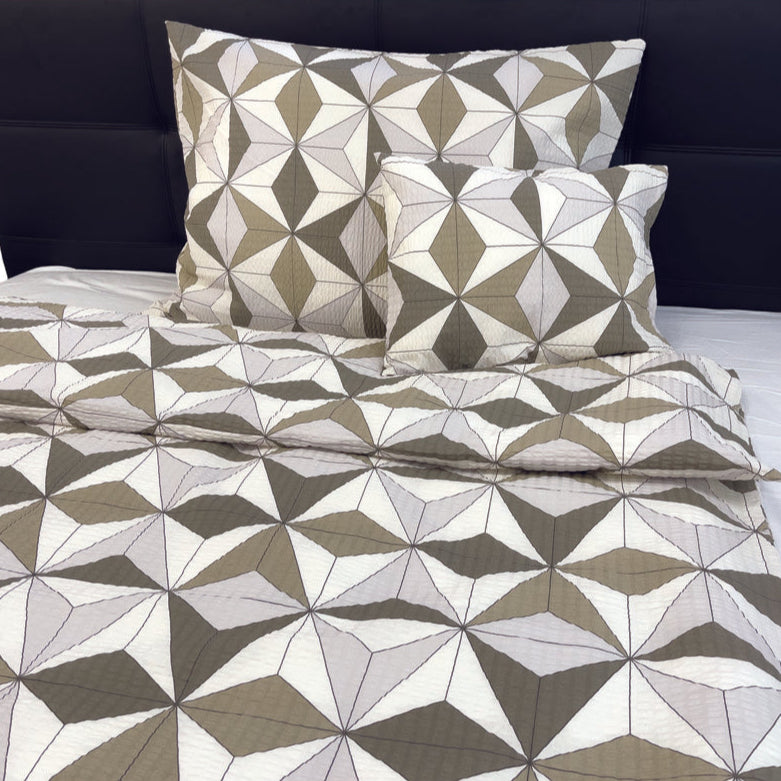 Kissenbezug aus Krepp – Khakifarbenes geometrisches Muster