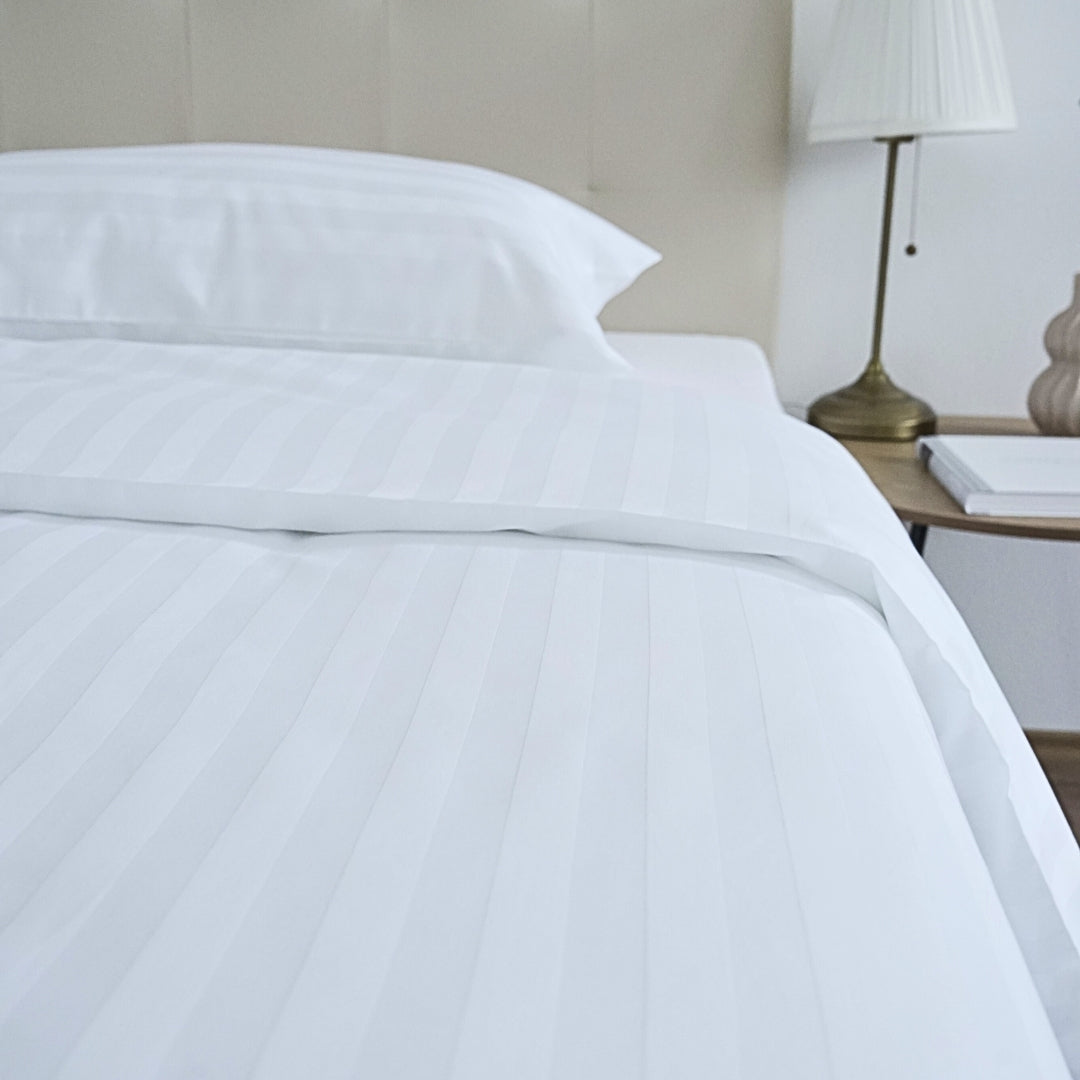 Hotel szatén 2 cm csíkos ágyneműhuzat - 80% Pamut - 20% PE - áthajtós - 2 db-os szett - 150 gr/m2 - csomagos