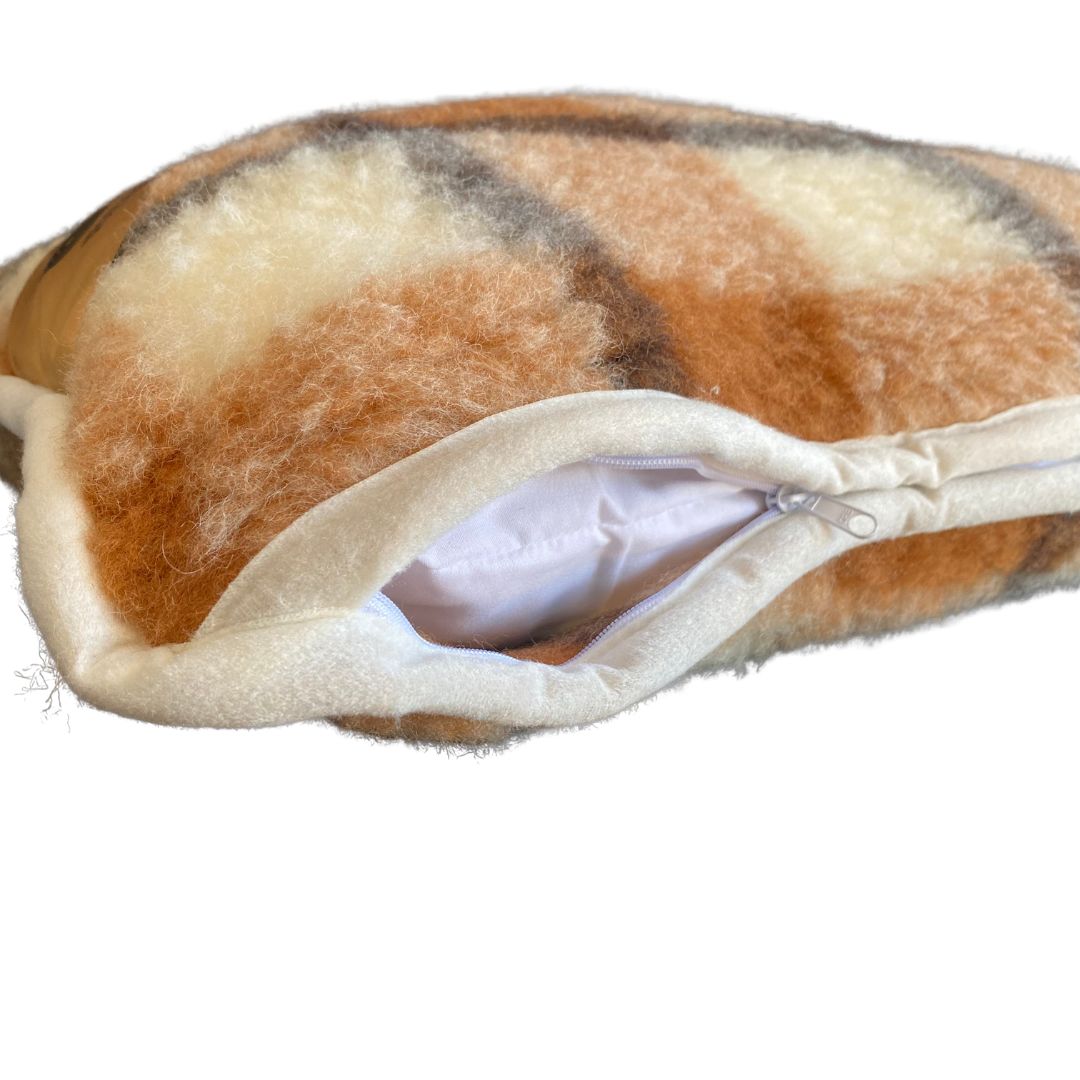 Kétoldalas barna kockás bárány gyapjú kispárna - 40x50 cm