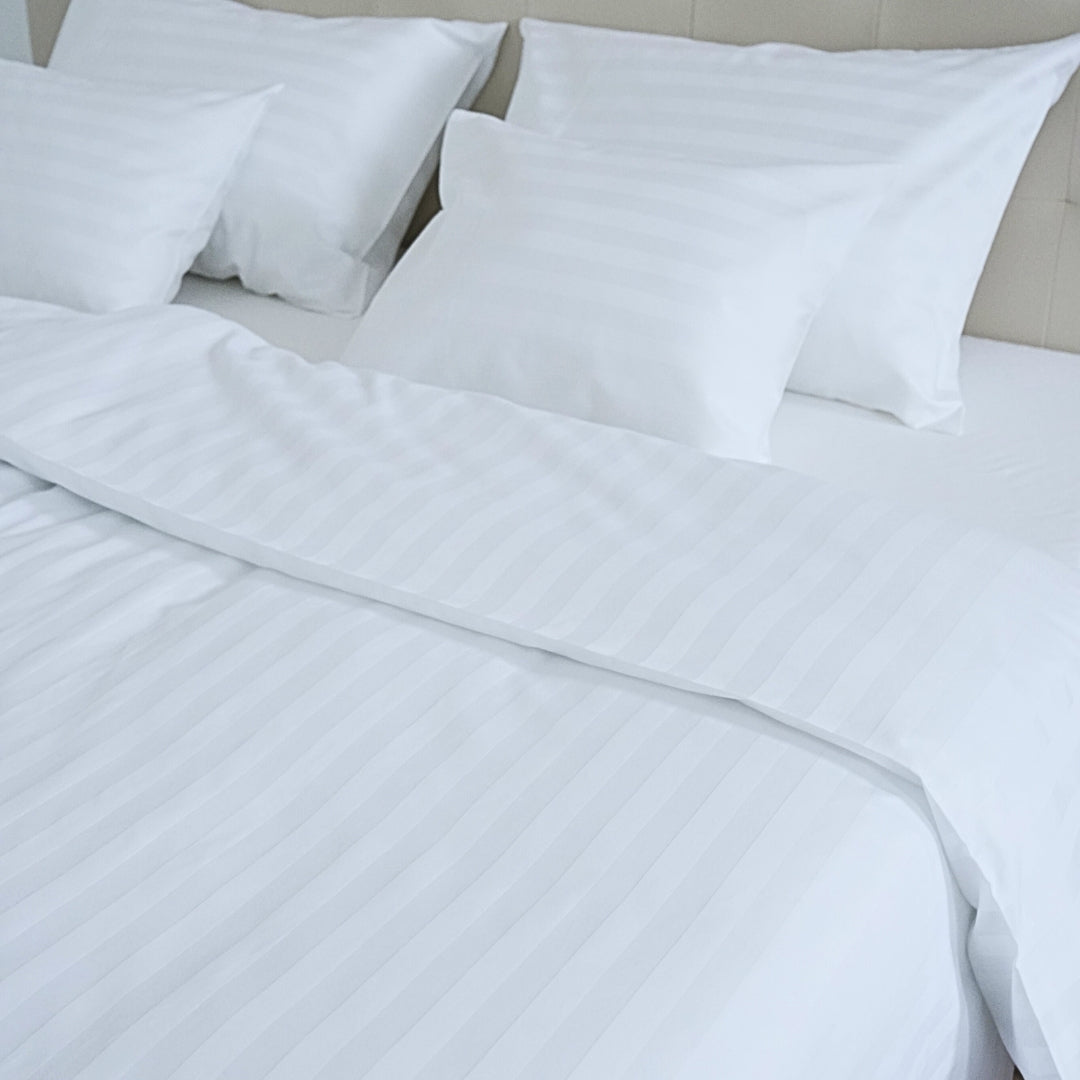 Hotel-Satin-Bettlakenset für Doppelbetten, 2 cm gestreift, 50 % Baumwolle, 50 % PE, zum Umklappen, 5 Stück, 140 g/m², verpackt