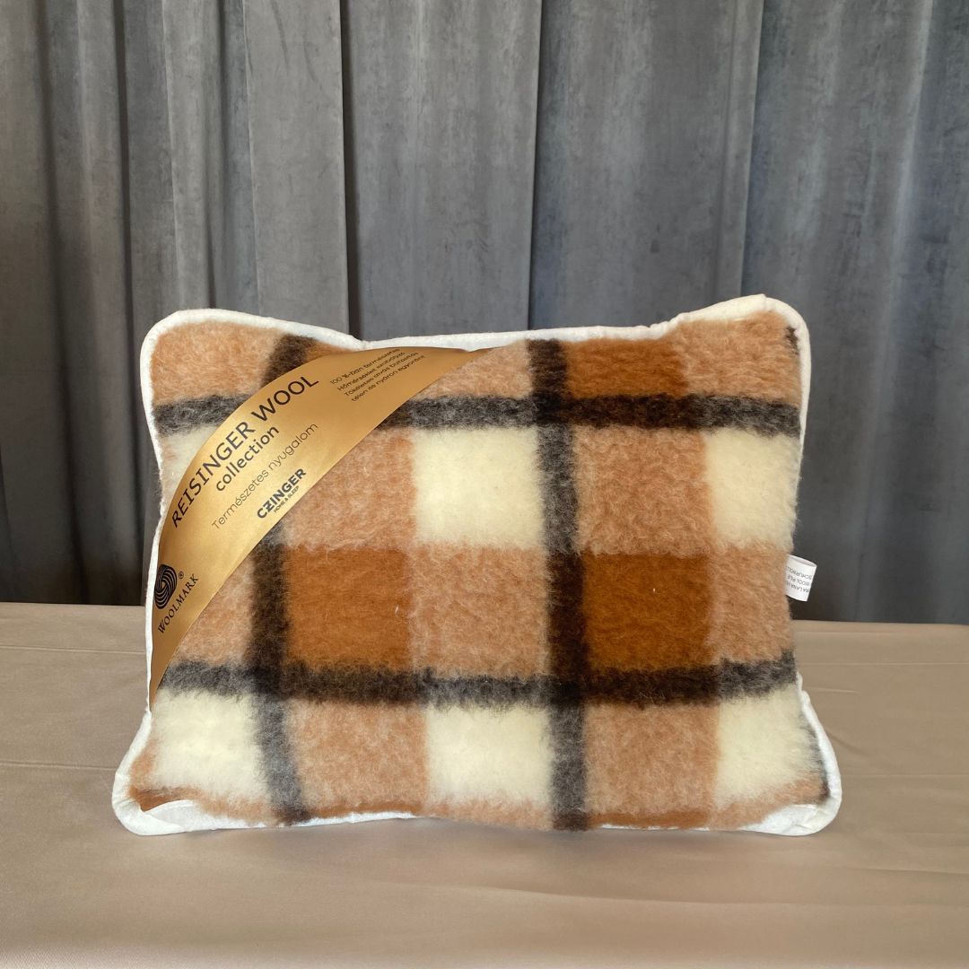 Kétoldalas barna kockás bárány gyapjú kispárna - 40x50 cm