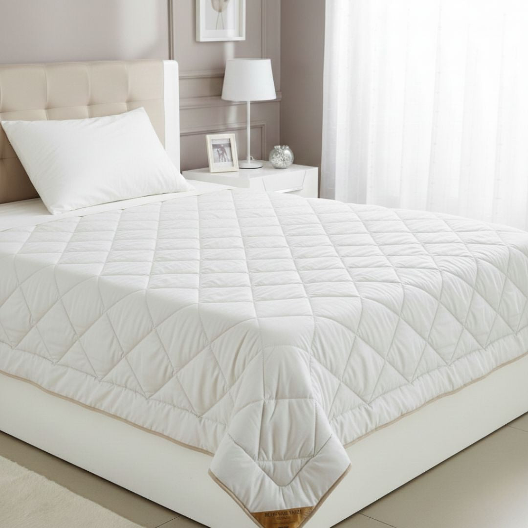 White - Wool 4-Season Duvet - decorated with trim - 140x200 cm