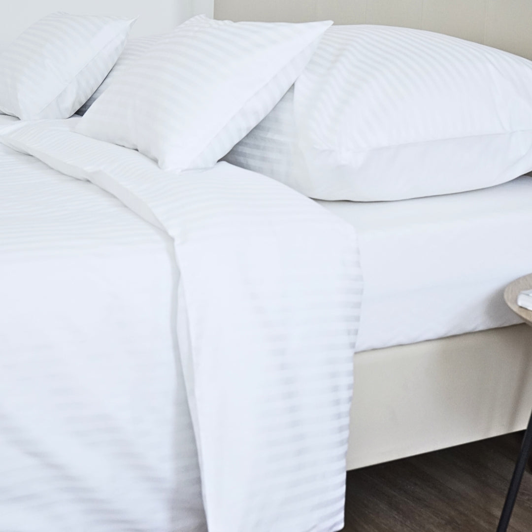 Hotel szatén 1 cm csíkos ágyneműhuzat garnitúra 100% pamut - áthajtós - 3 db-os szett - 140 gr/m2 - csomagos