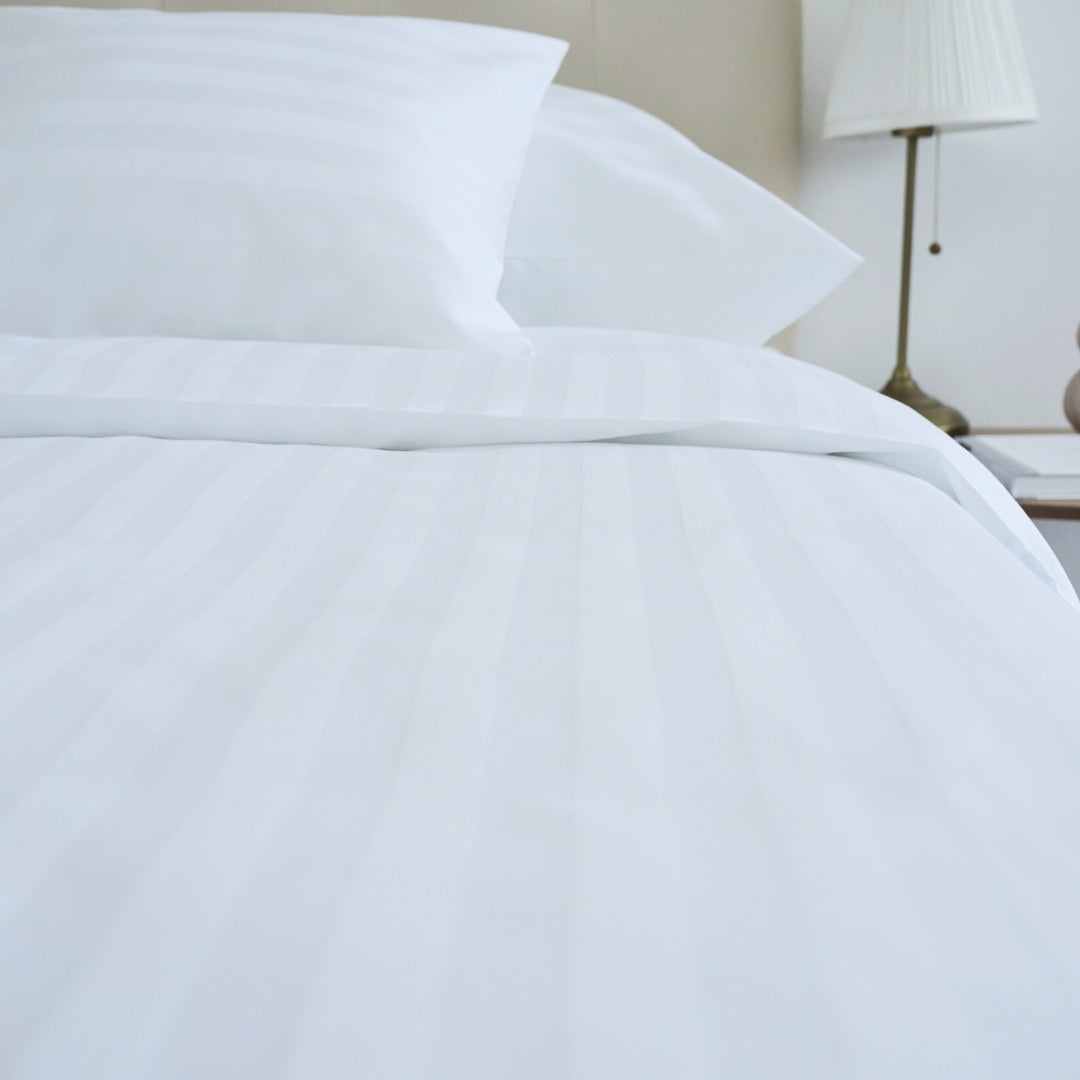 Hotel szatén 2 cm csíkos ágyneműhuzat - 50% Pamut - 50% PE - áthajtós - 3 db-os szett - 140 gr/m2 - csomagos