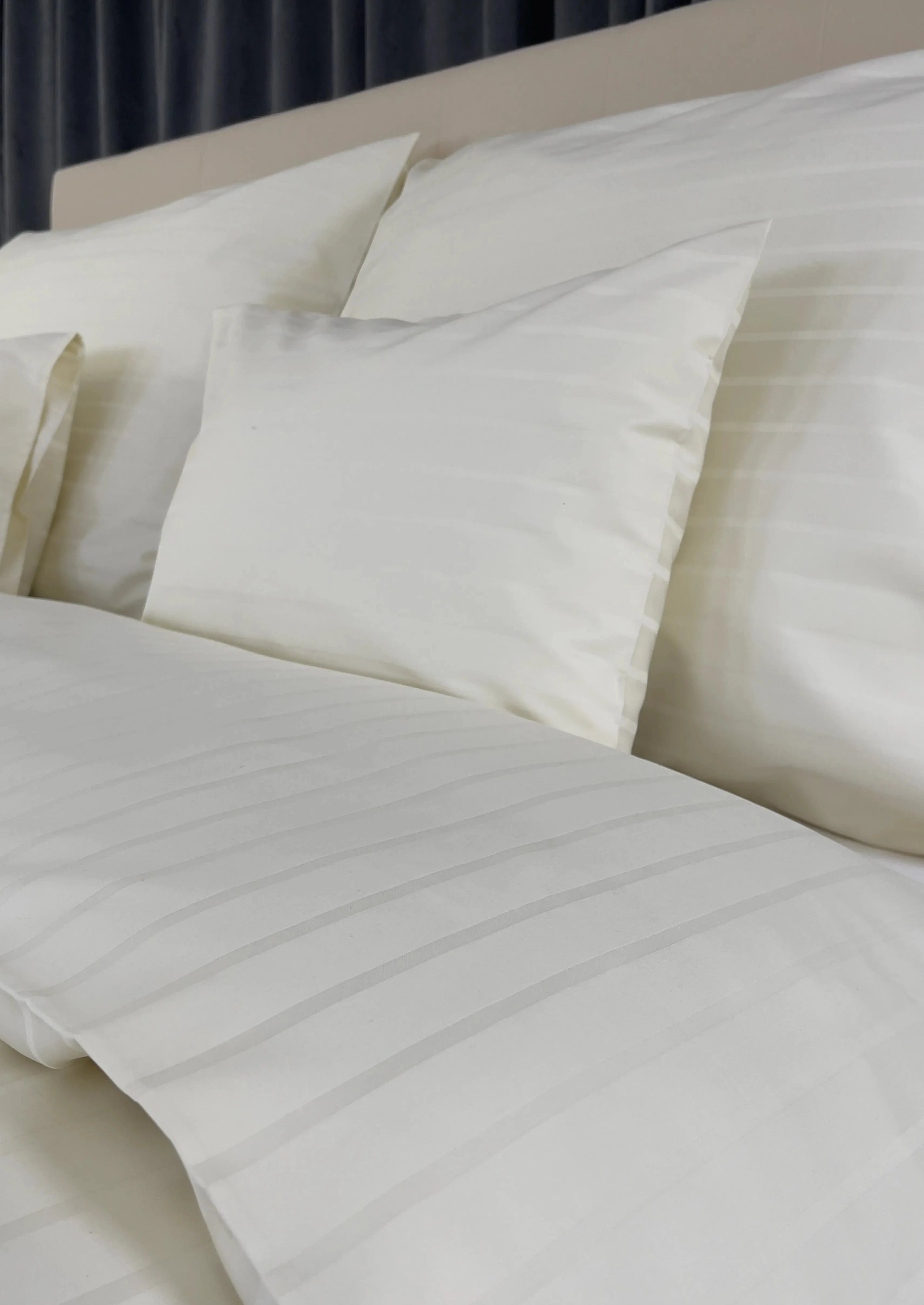 Pezsgő színű hotel csíkos ágyneműhuzat - 80% Pamut - 20% PE - áthajtós - 2 db-os szett - 150 gr/m2 - csomagos