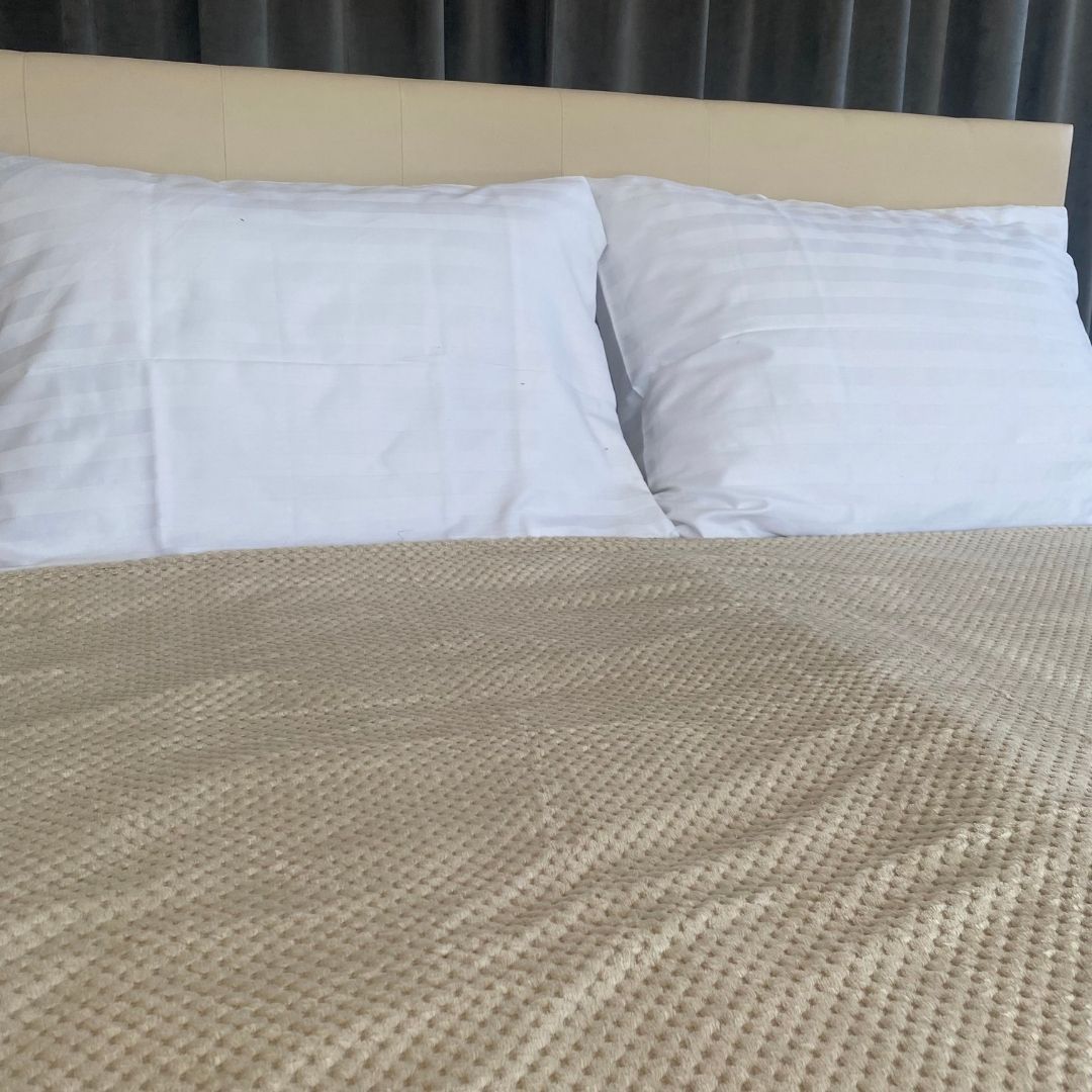 Bézs pöttyös mintázatú ágytakaró