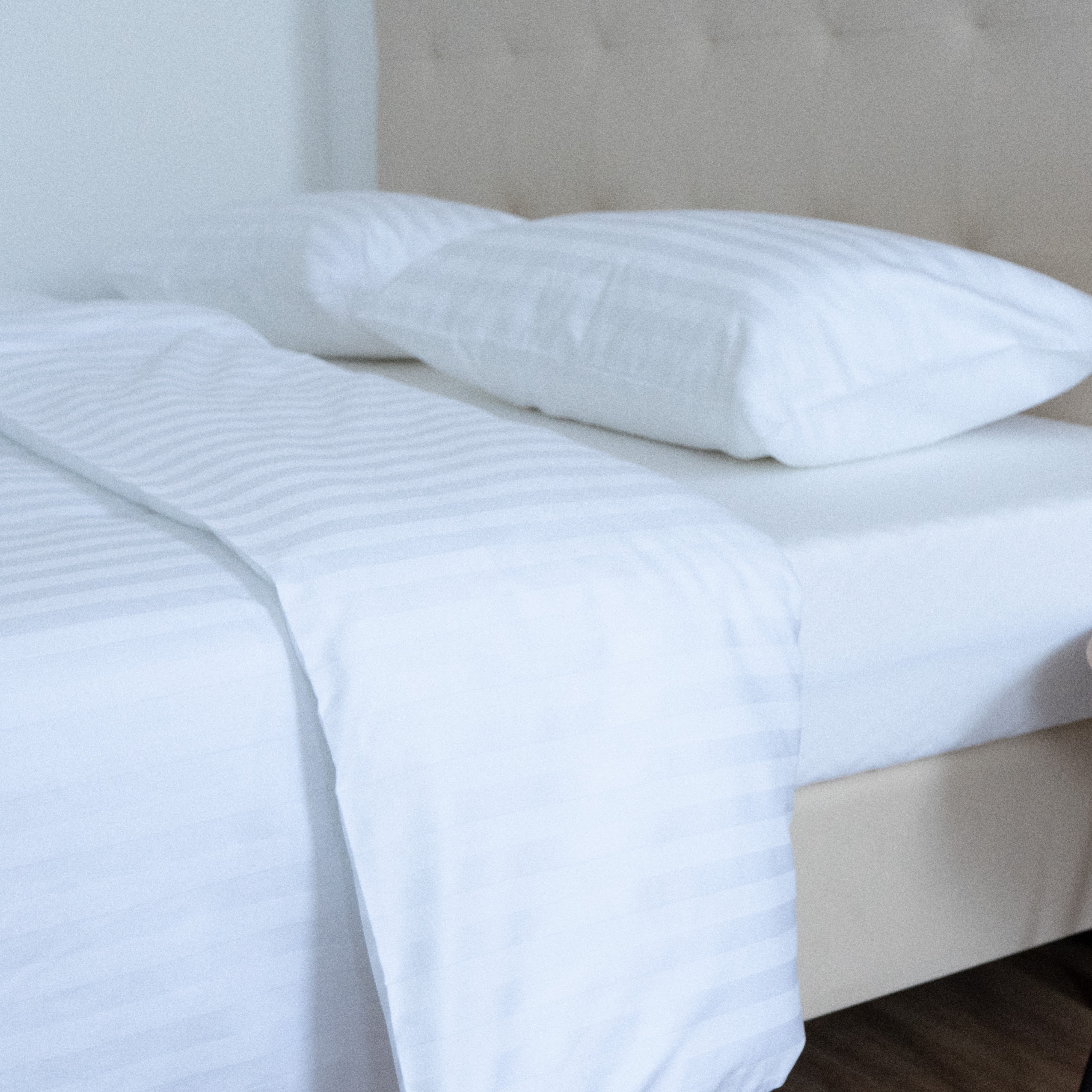 Hotel szatén 2 cm csíkos ágyneműhuzat garnitúra 100% pamut - áthajtós - 2 db-os szett - 140 gr/m2 - csomagos