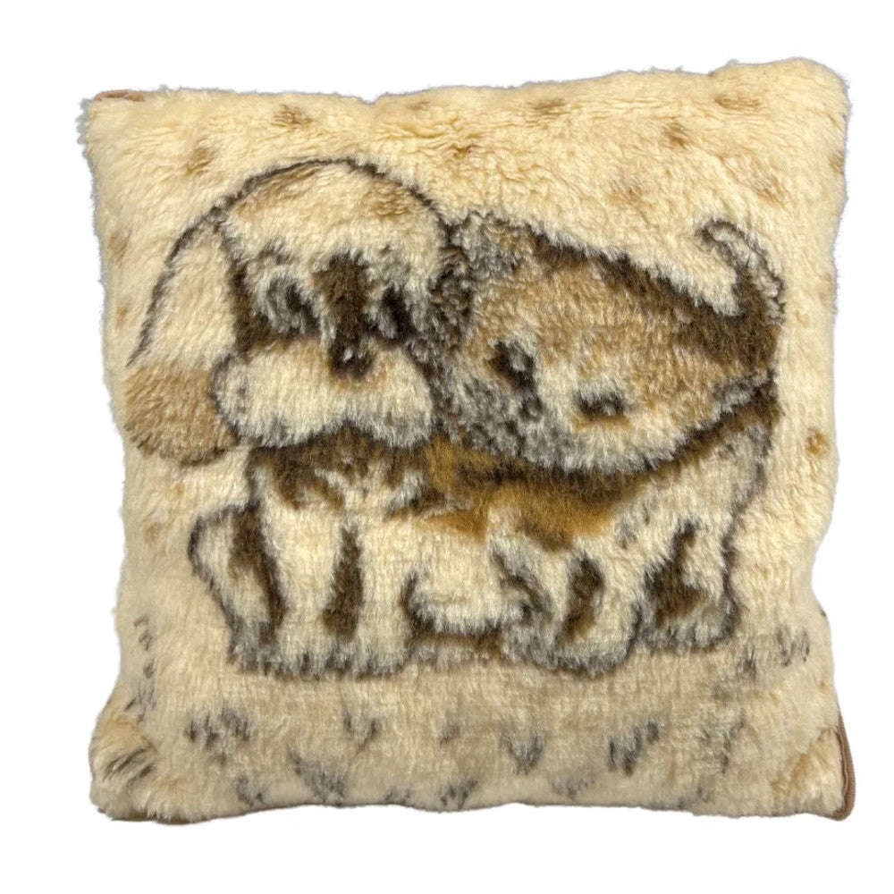 Furry animal patterned cushion - 40x40 cm