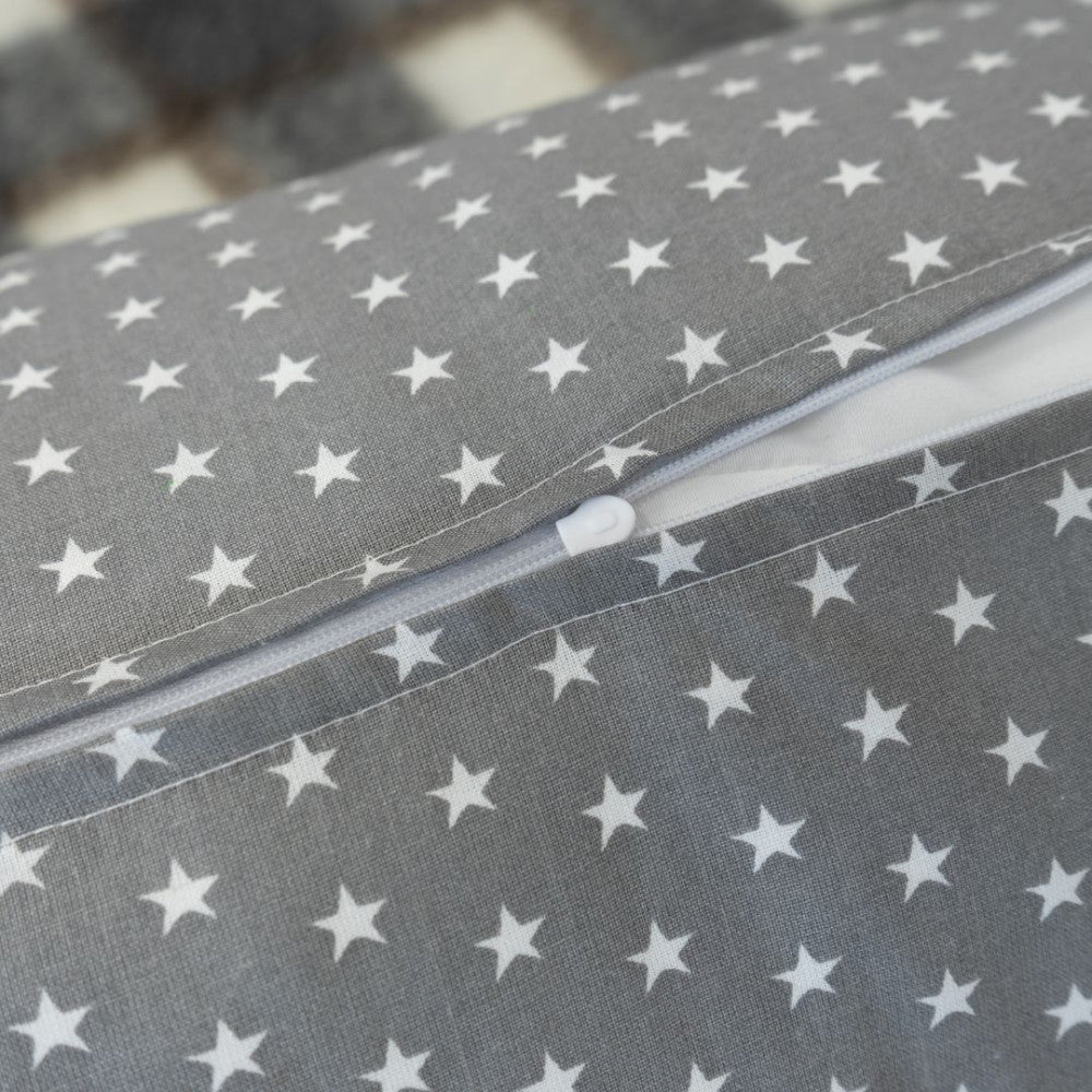 Großes Zylinderkissen - graues Sternenmuster