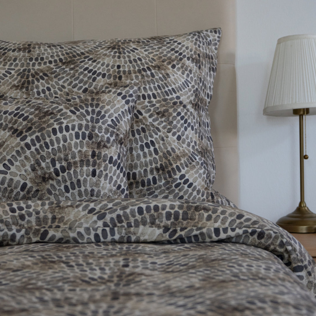 Nova satin duvet cover – modern design and harmony