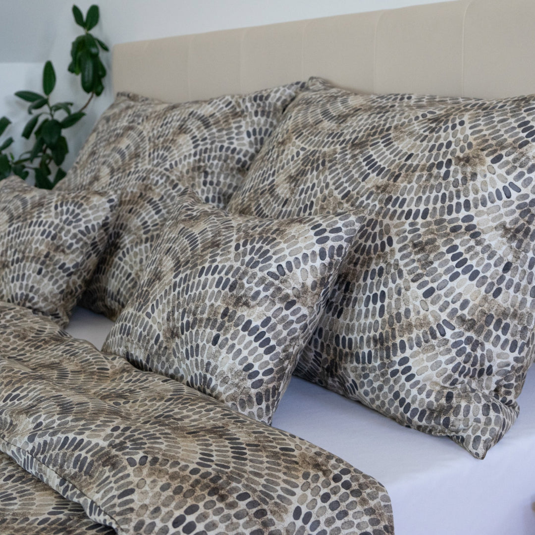 Nova satin duvet cover – modern design and harmony