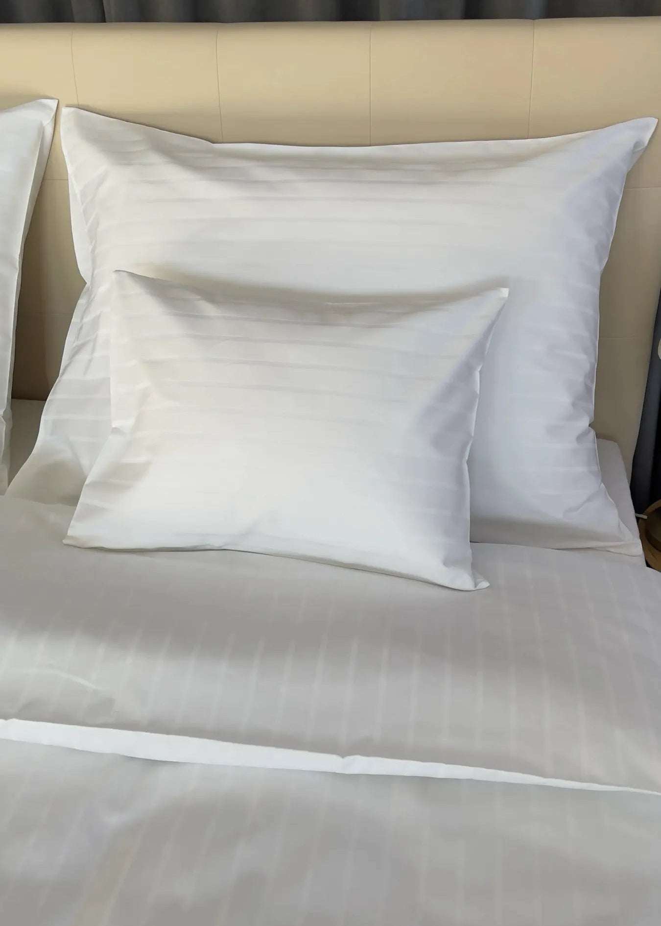 Hotel szatén csíkos ágyneműhuzat - 80% Pamut - 20% PE - áthajtós - 2 db-os szett - 150 gr/m2 - csomagos