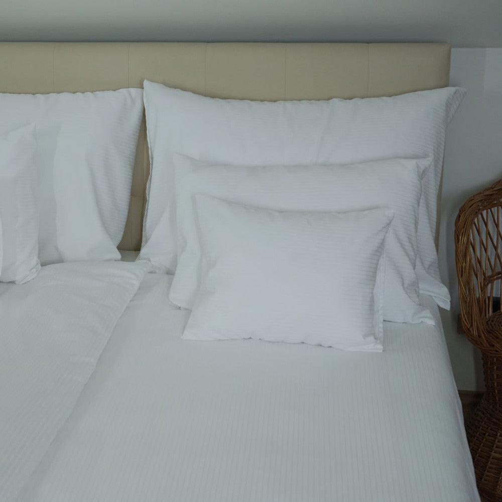 Eleganter gestreifter Kissenbezug aus Polyester-Satin – 100 % Polyester – umklappbar – 130 g/m² – verpackt