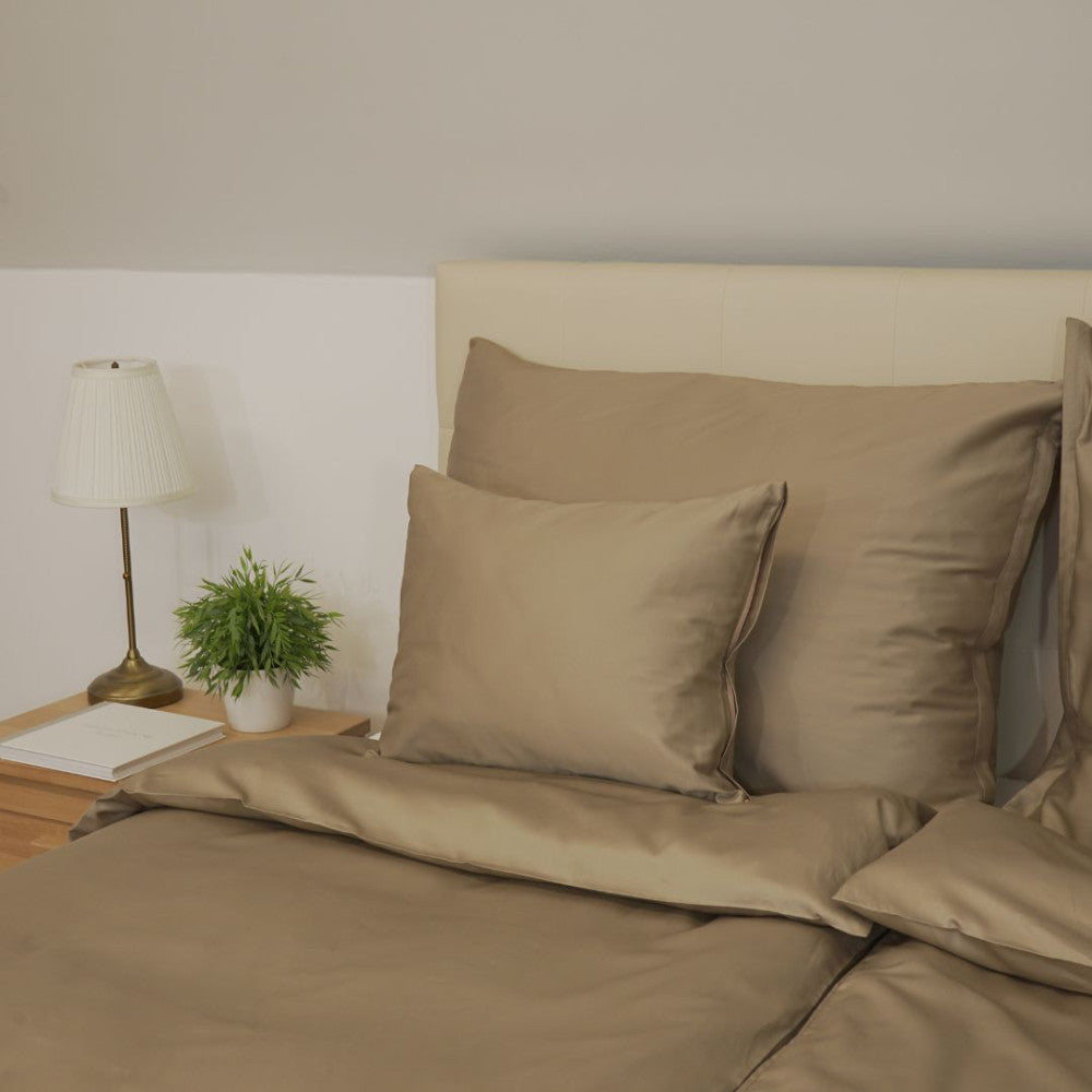 Haselnussfarbener Satin-Kissenbezug und Bettbezug – TC 250