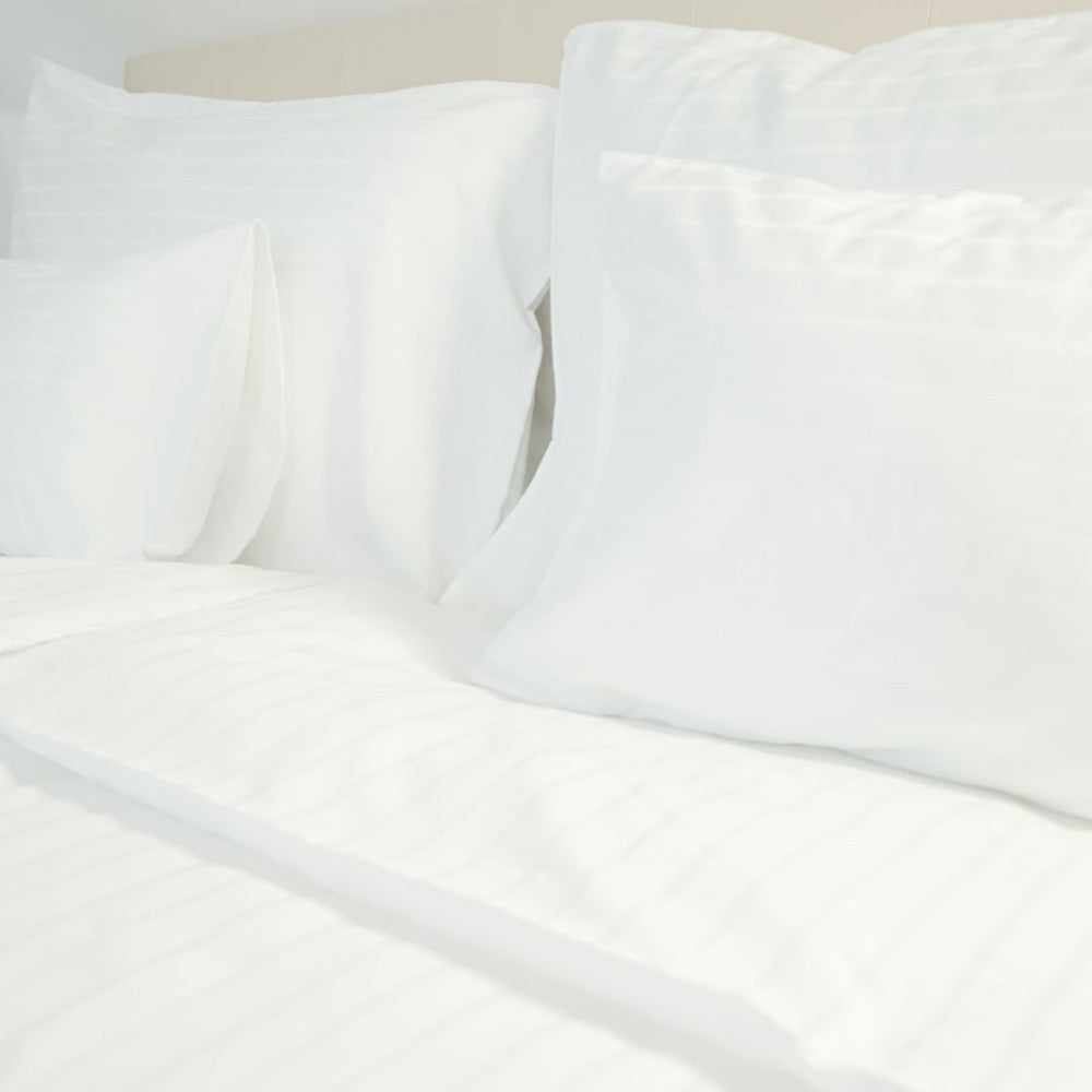 Hotel szatén csíkos ágyneműhuzat - 80% Pamut - 20% PE - áthajtós - 3 db-os szett - 150 gr/m2 - csomagos
