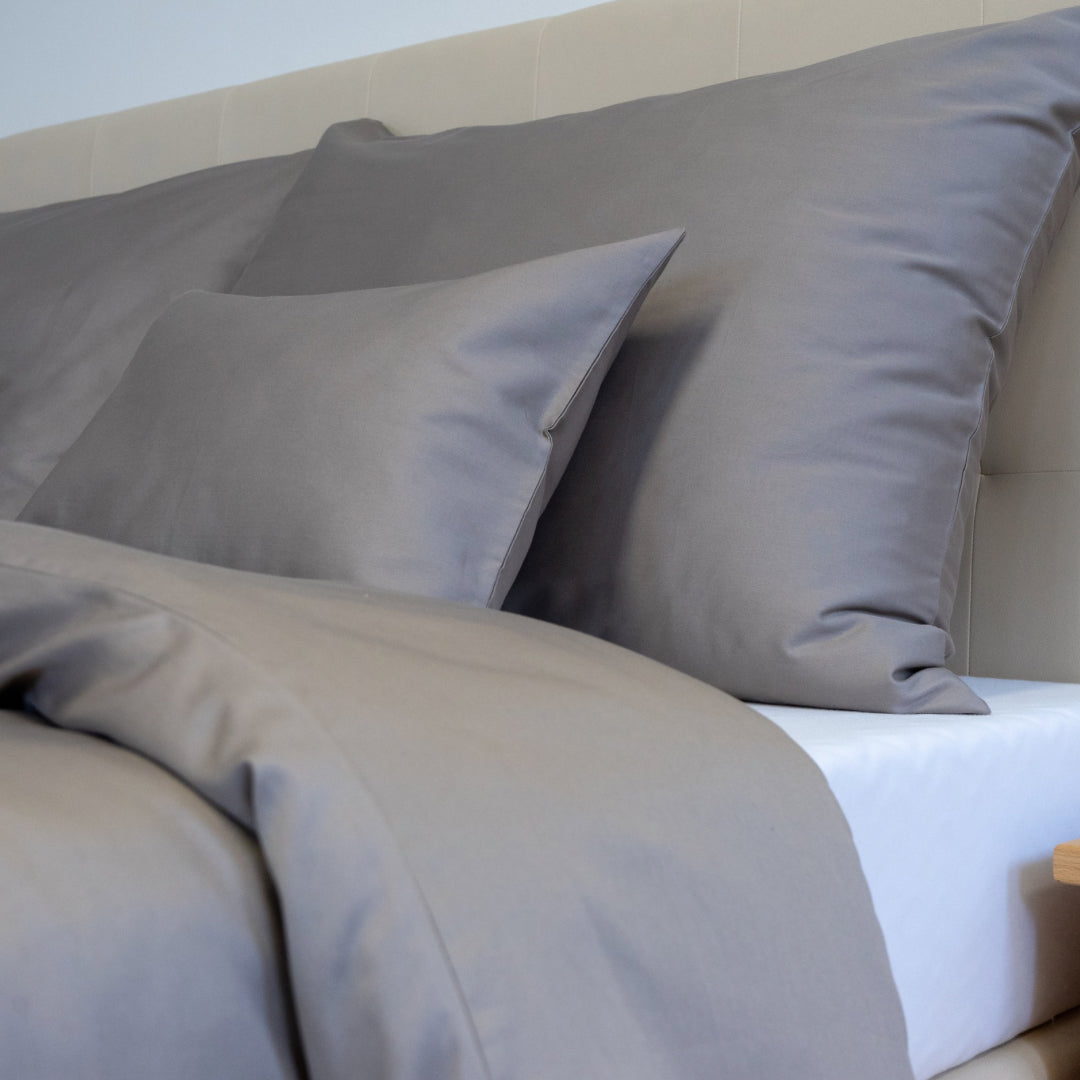 Bettwäsche aus taupefarbenem Satin – raffinierte Eleganz