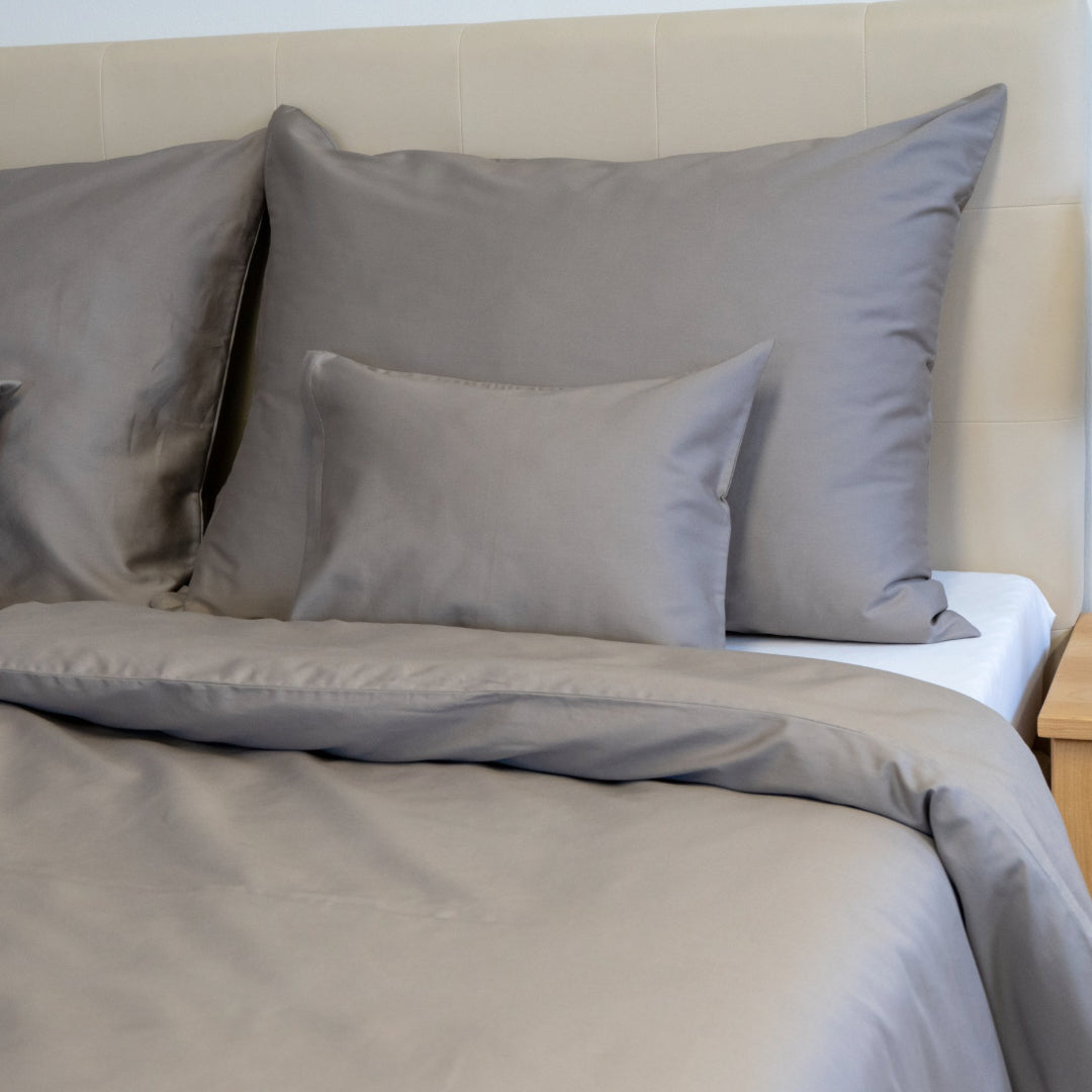 Bettwäsche aus taupefarbenem Satin – raffinierte Eleganz
